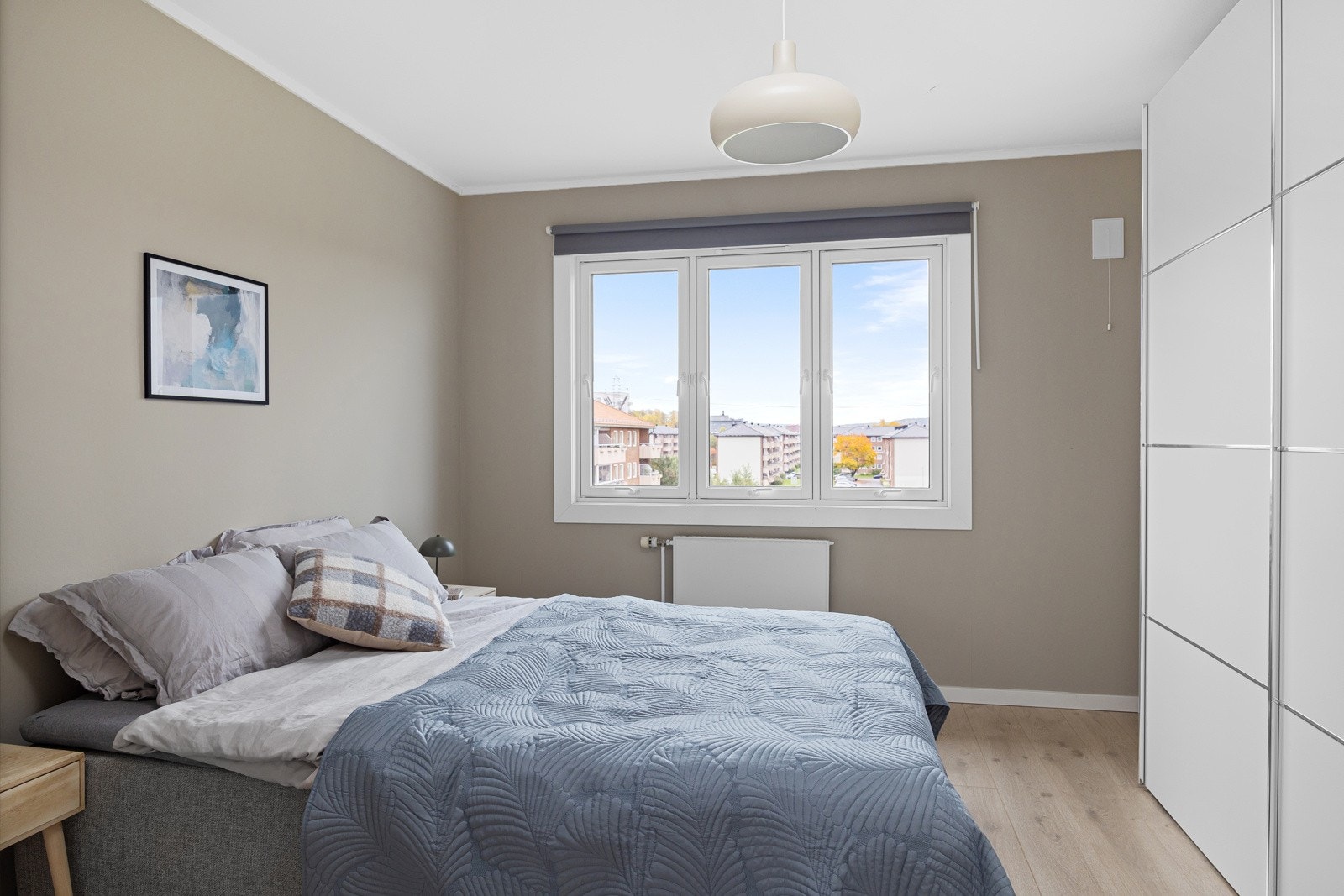 Soverommet er av god størrelse med plass til dobbeltseng, garderobe og nattbord. Galleribilde