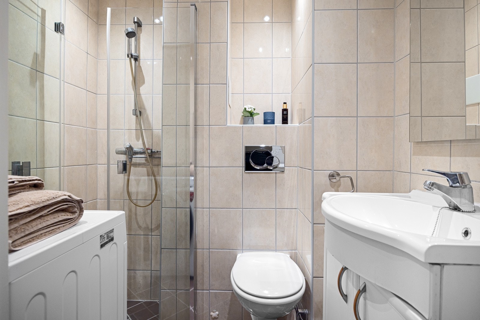 Flislagt bad med varmekabler i gulv og downlights i himling. Galleribilde