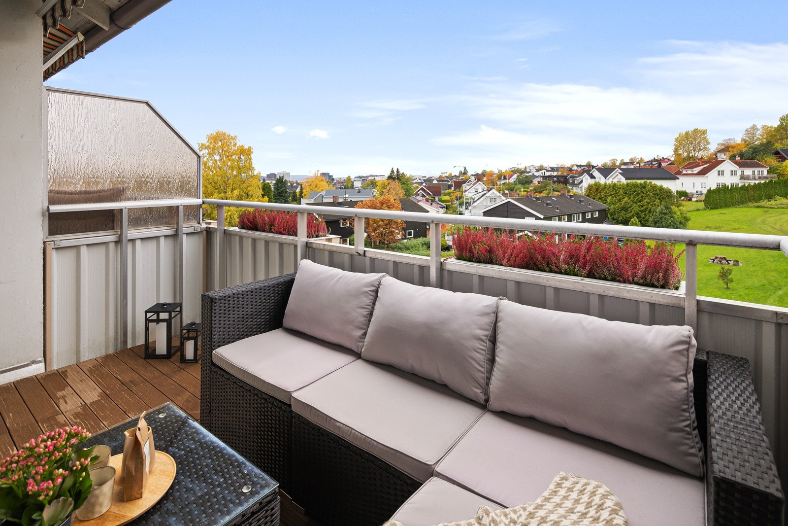 Balkongen er av god størrelse (ca.7 kvm), så her har du god plass til utemøblement. Galleribilde