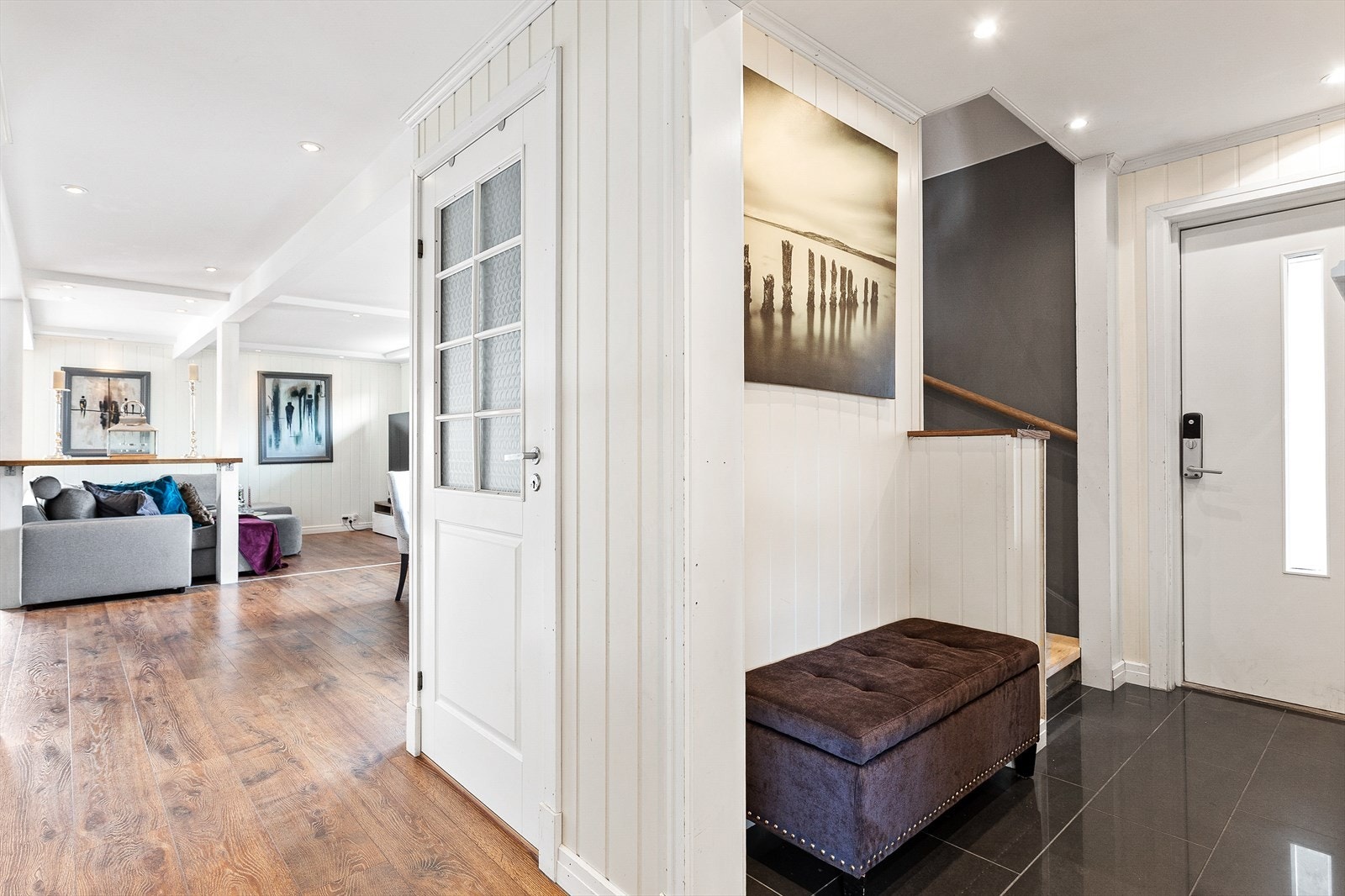 Trappen er innebygget og har et praktisk kott. Galleribilde