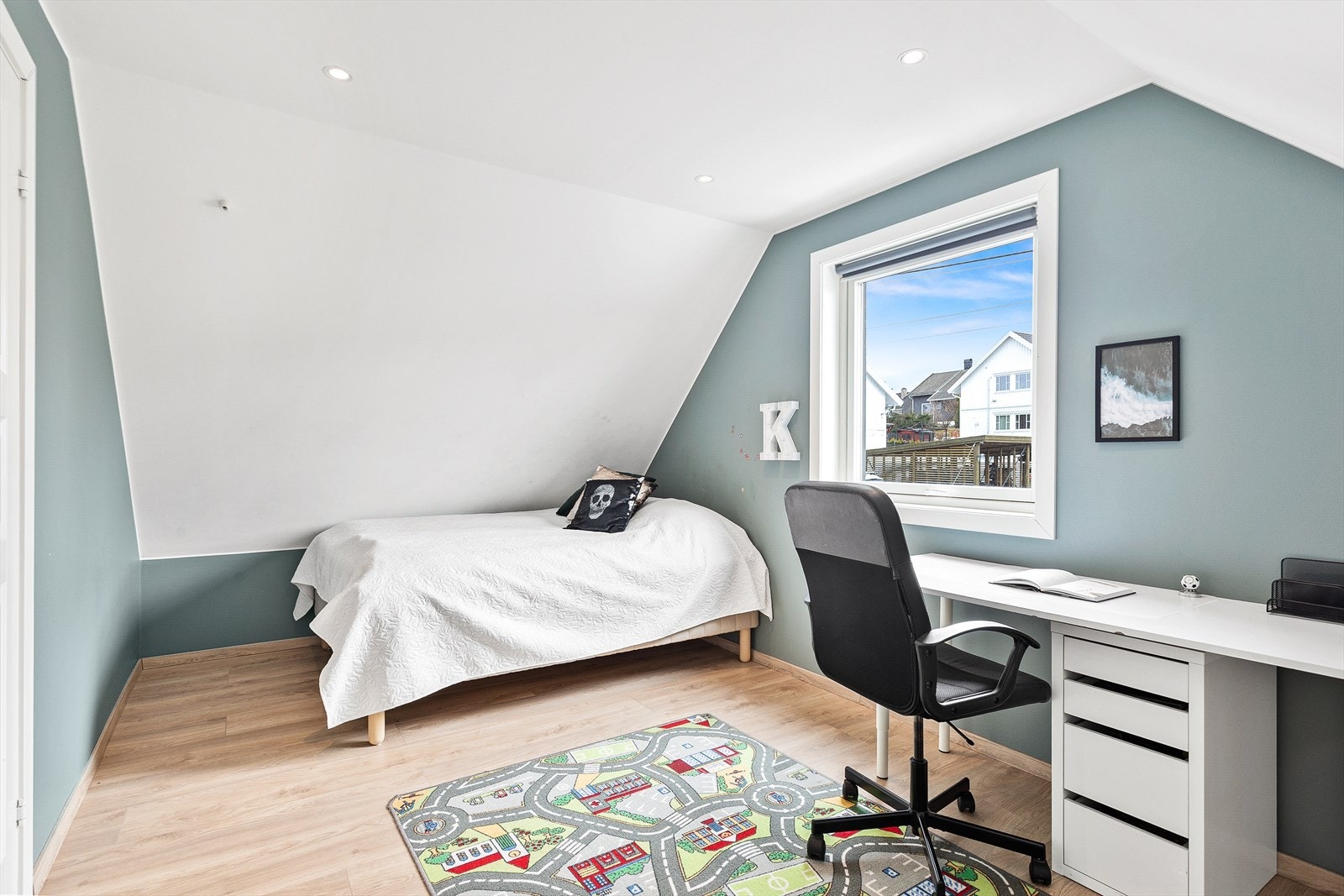 Soverommene er av god størrelse hvor det er fin plass til både seng og skrivepult. Galleribilde
