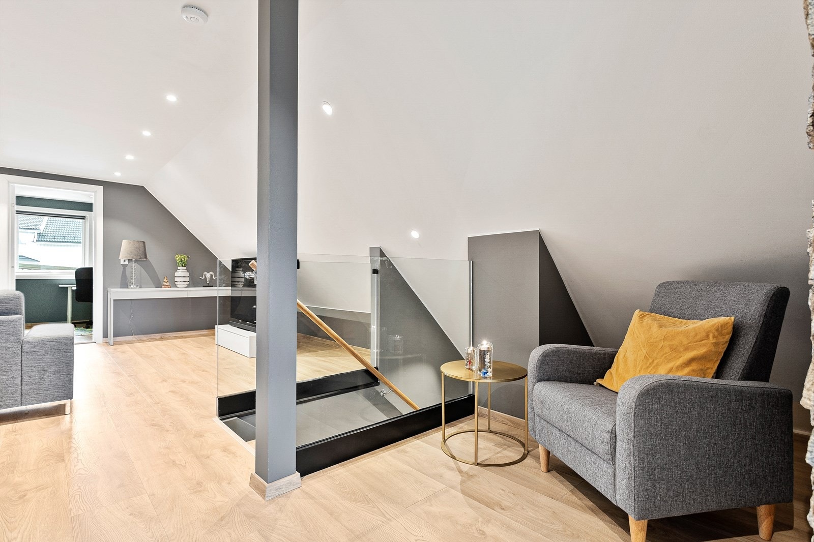 Det er montert downlights i himlingen og interiøret fremstår som tiltalende og tidsriktig. Galleribilde
