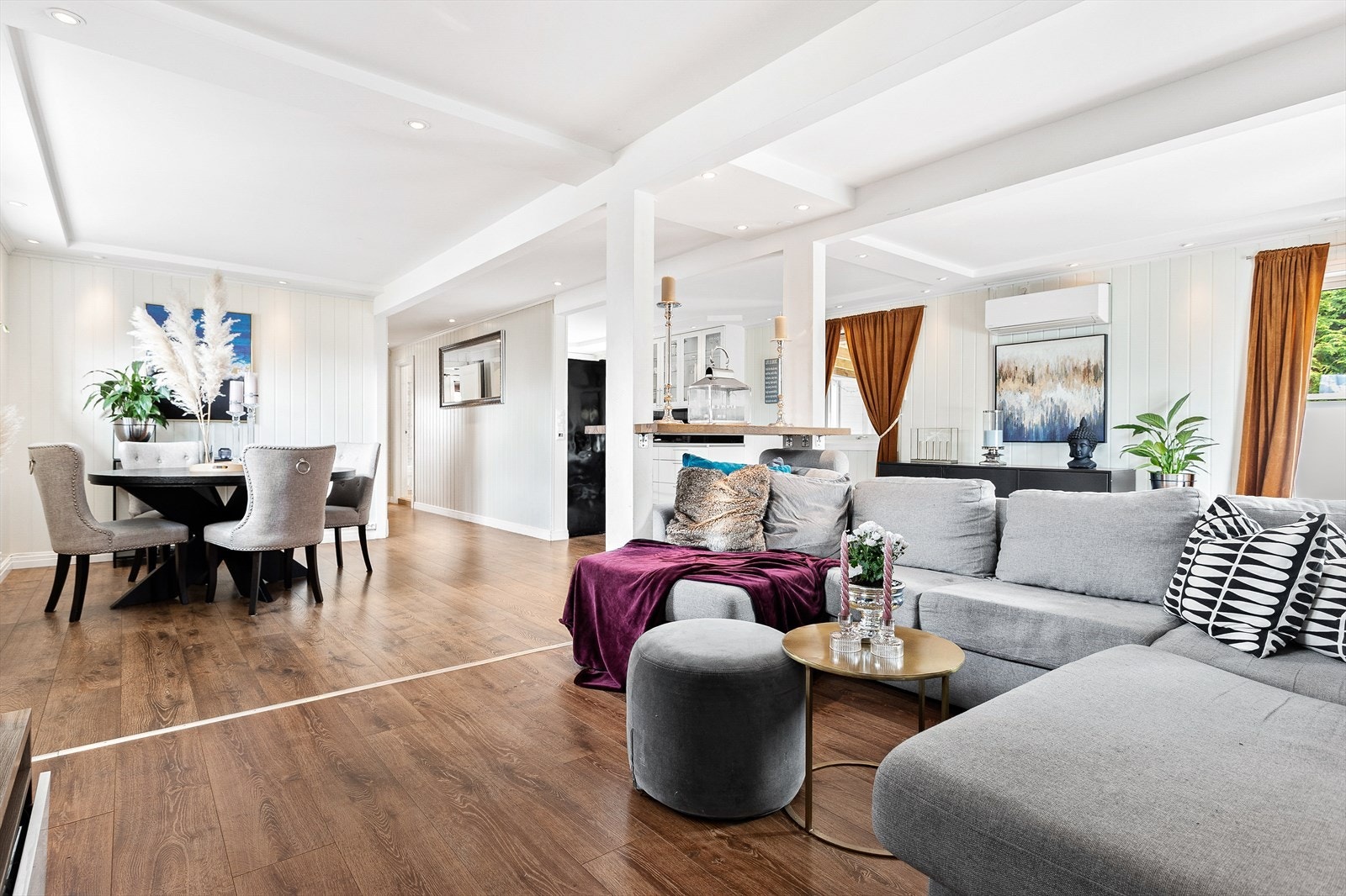 Boligen har en luftig og åpen stueløsning som legger godt til rette for flere hyggelige soner, og møbleringsmuligheter. Galleribilde
