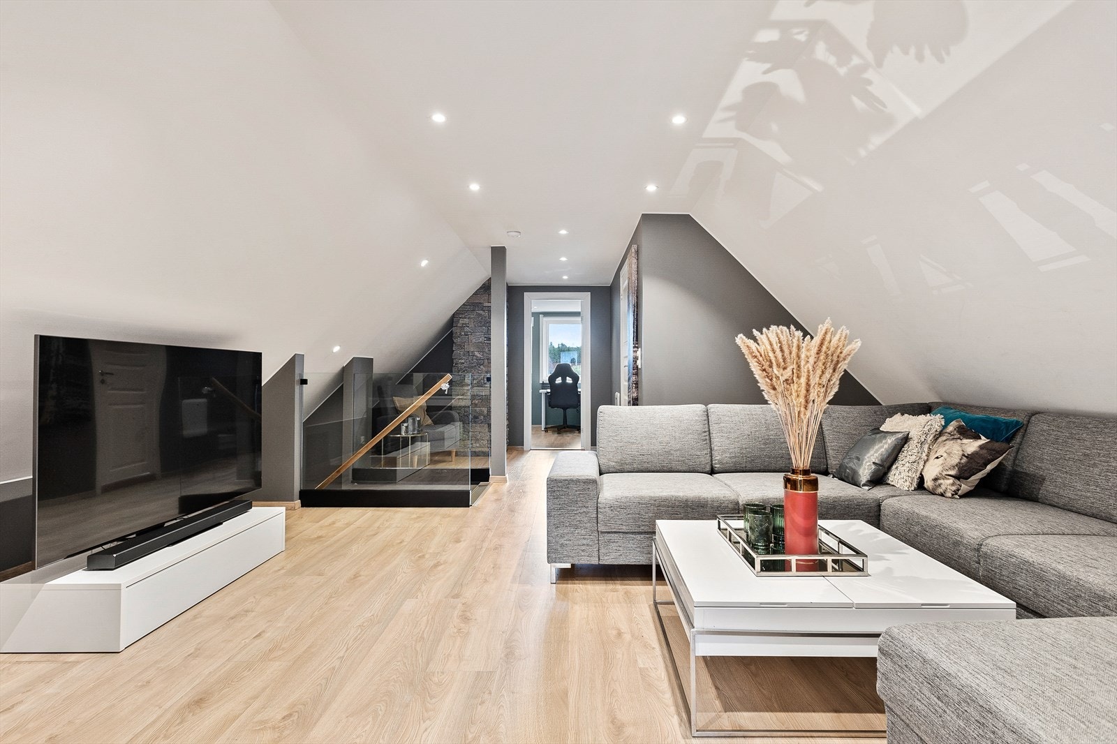 I 2. etasje inviteres du til en romslig loftstue. Det ideelle rommet for ungdommen i huset? Galleribilde