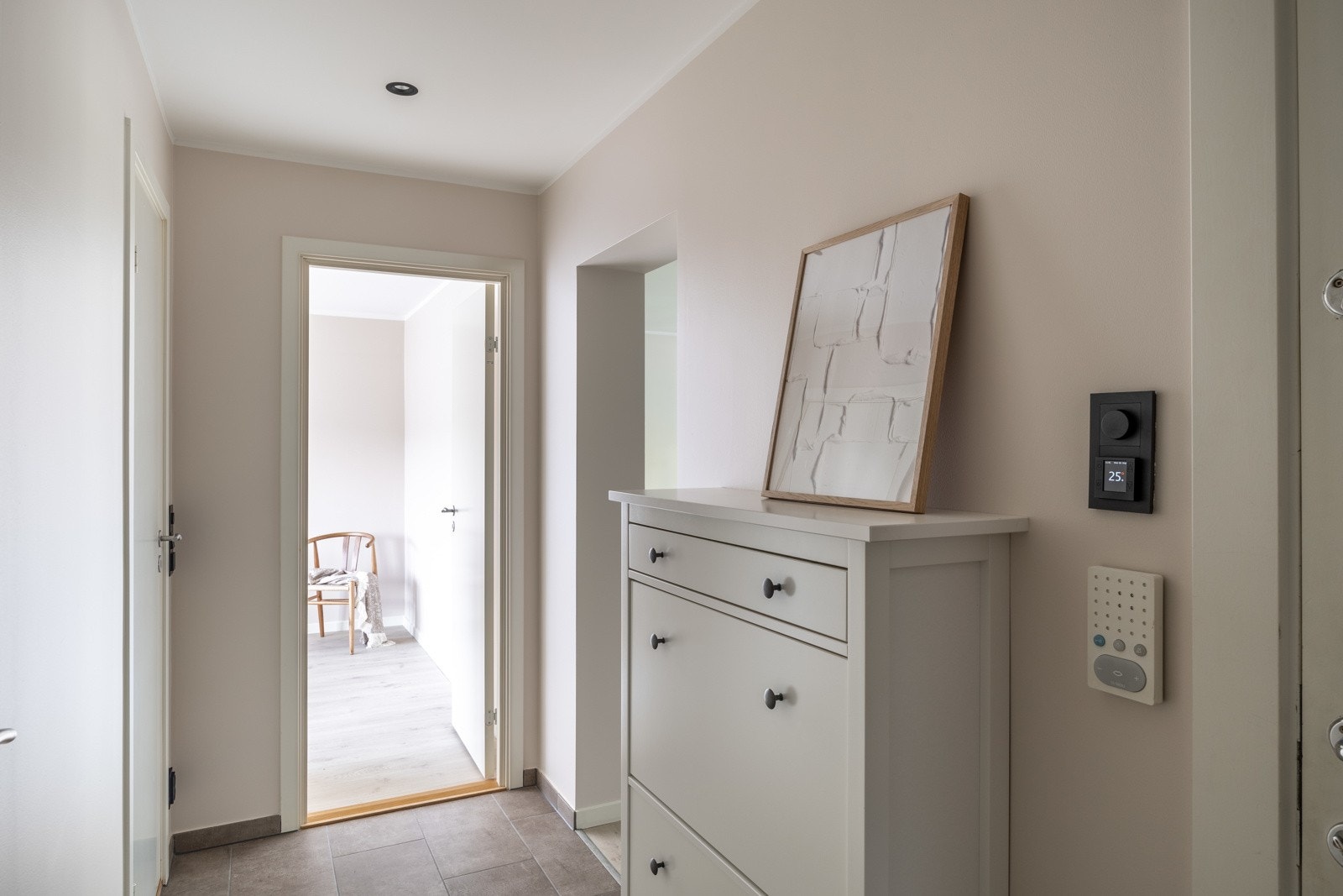 Du blir ønsket velkommen i en romlig entré hvor det er god plass til oppheng av yttertøy og sko. Galleribilde