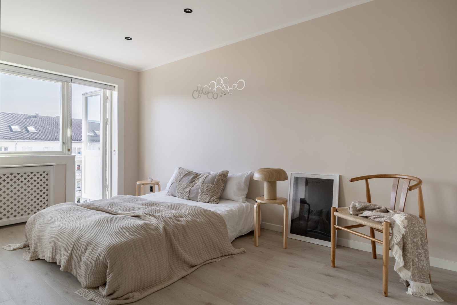 Hovedsoverommet i leiligheten er av god størrelse med plass til dobbeltseng og tilhørende nattbord. Galleribilde