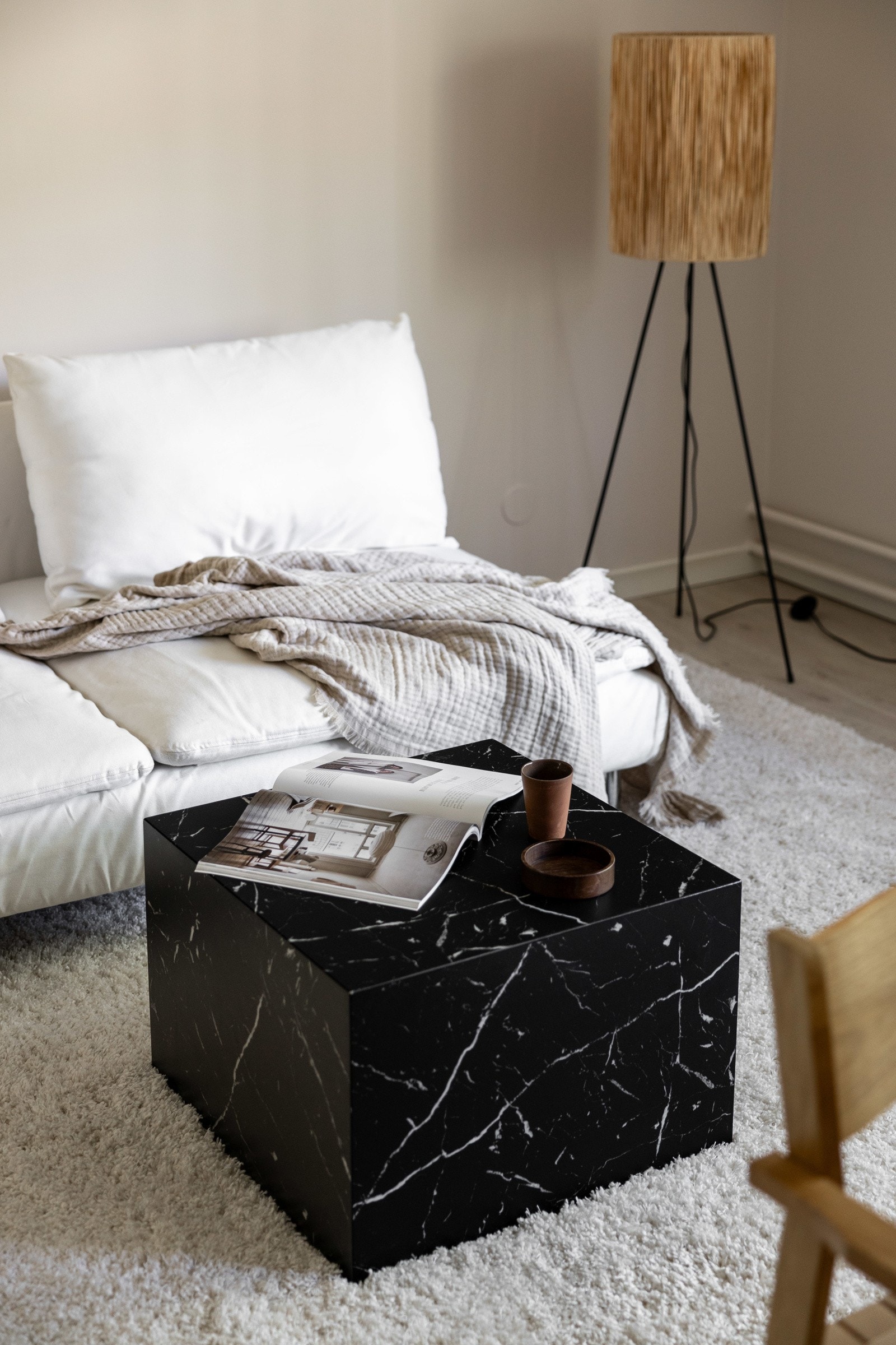 Stuen får rikelig med naturlig lys gjennom de store vindusflatene. Galleribilde