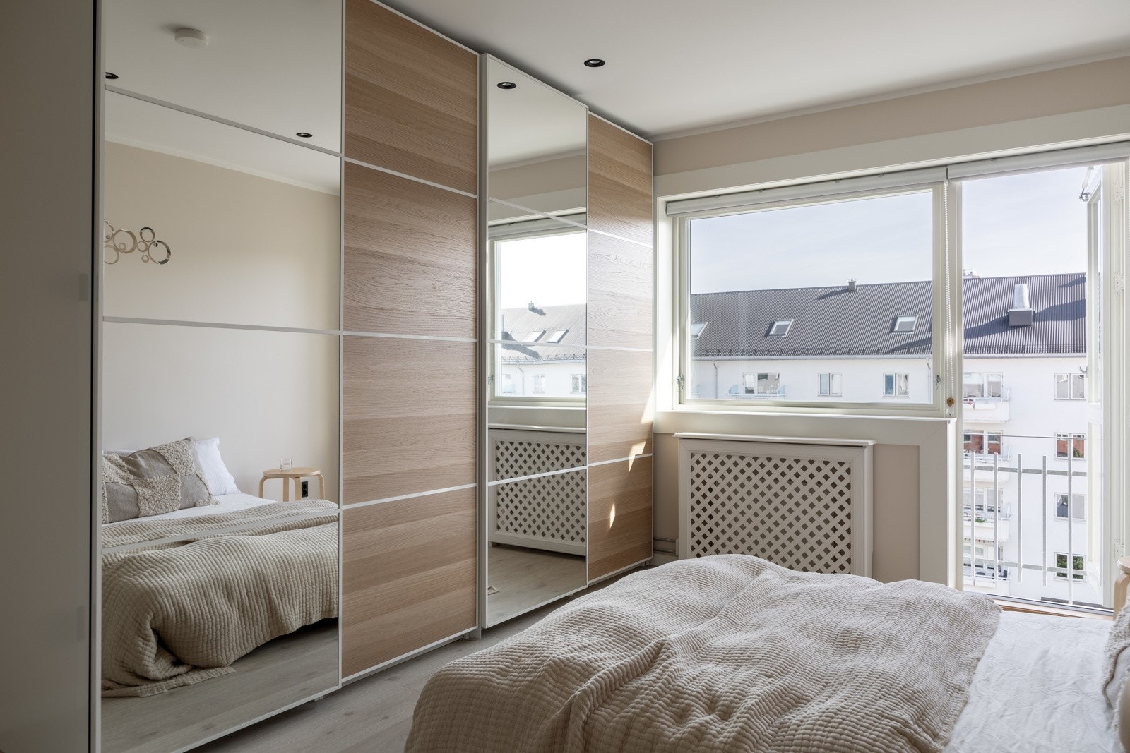 Rommet er romslig og har, i tillegg til en stor seng og nattbord, plass til et stort garderobeskap. Galleribilde