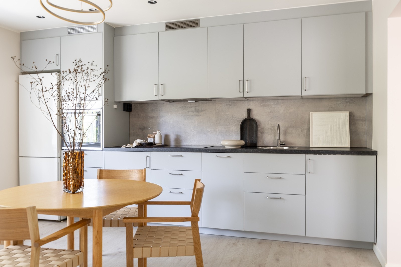 Stuen og kjøkkenet gir deg en herlig atmosfære og god romfølelse. Galleribilde