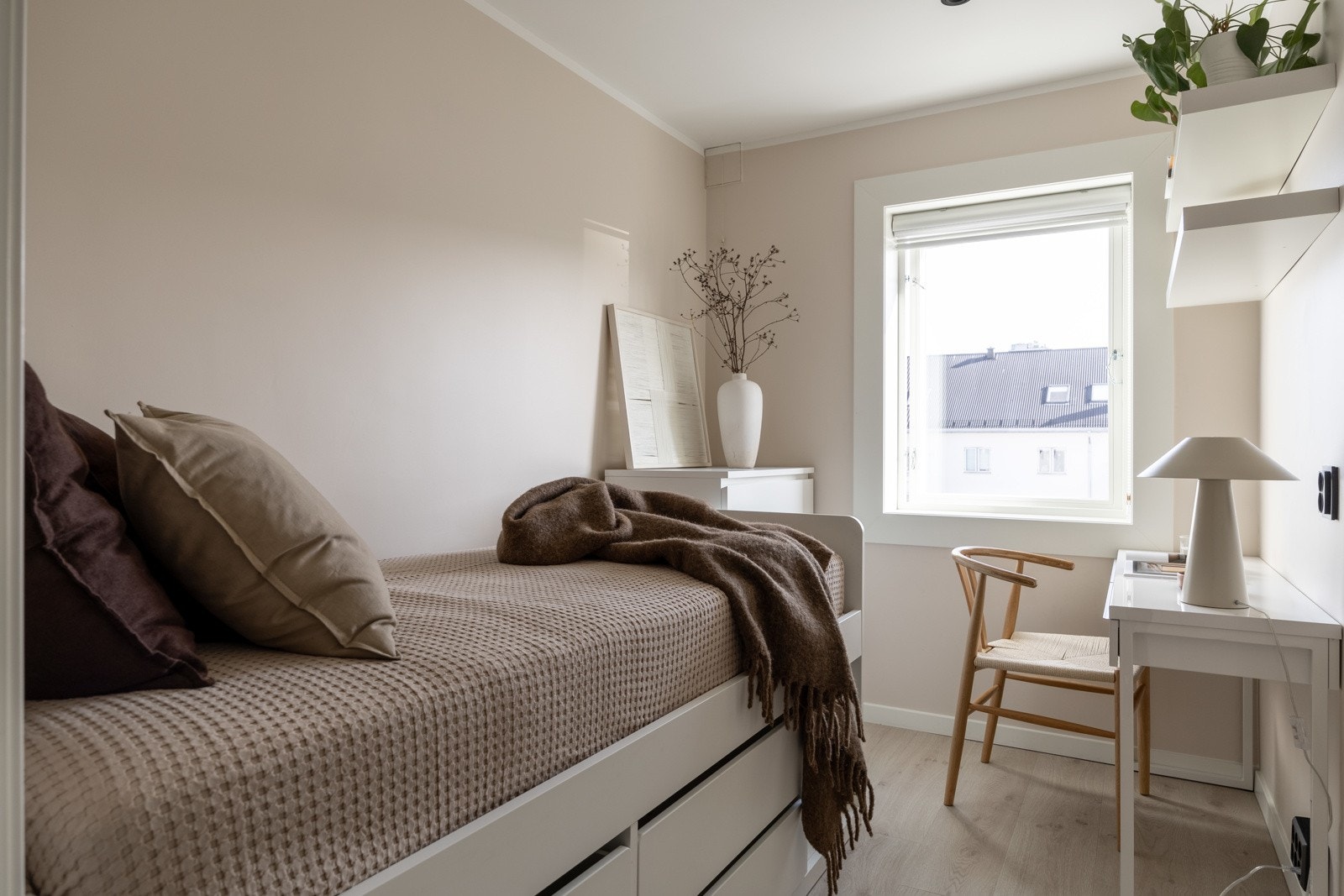 Soverom nr. 2 er også romslig, med plass til seng, nattbord og enten en pult eller garderobe, avhengig av behov. Galleribilde