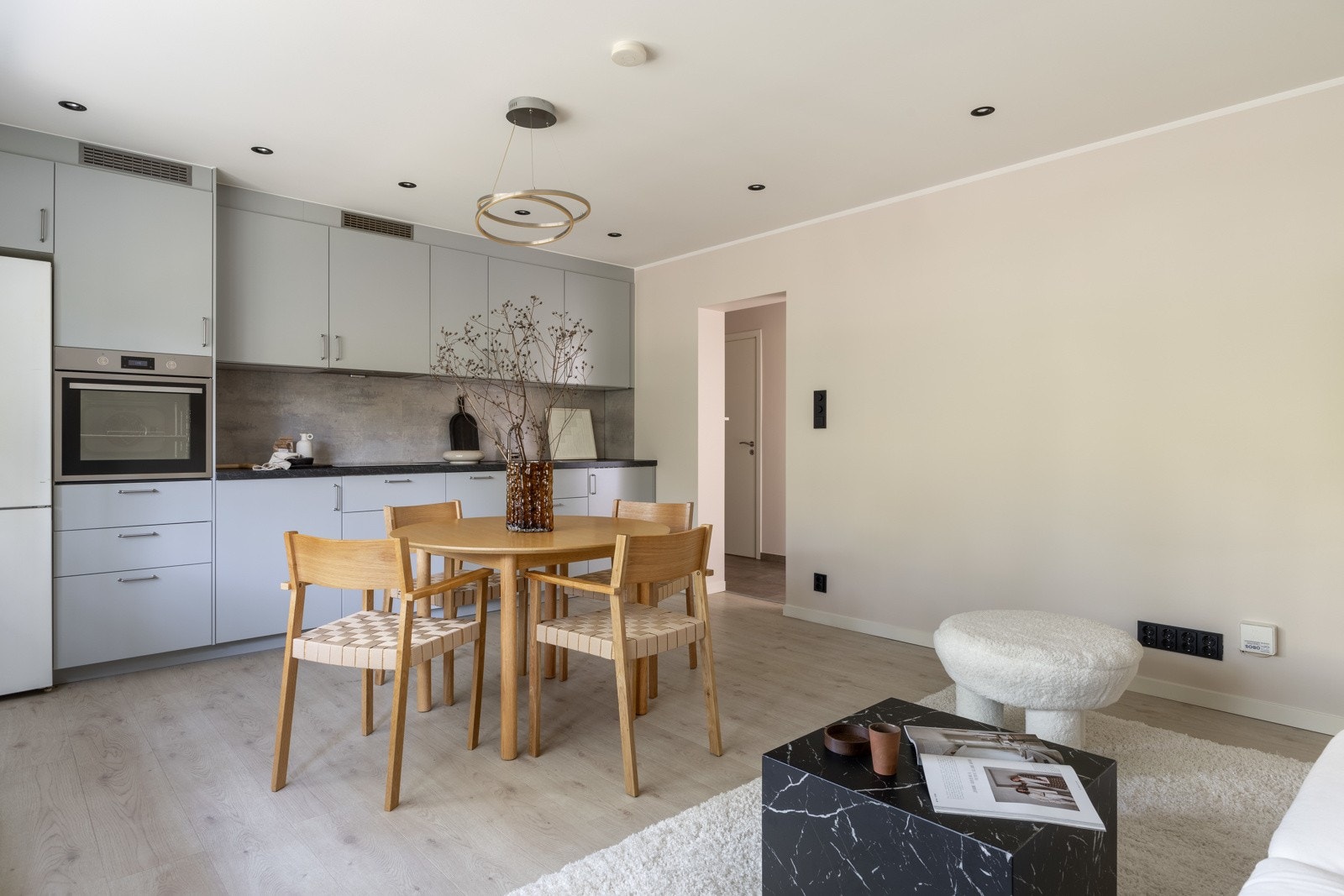 Stuen kan fint innredes med både sofakrok og spisestue uten at det går på bekostning av den gode romfølelsen. Galleribilde