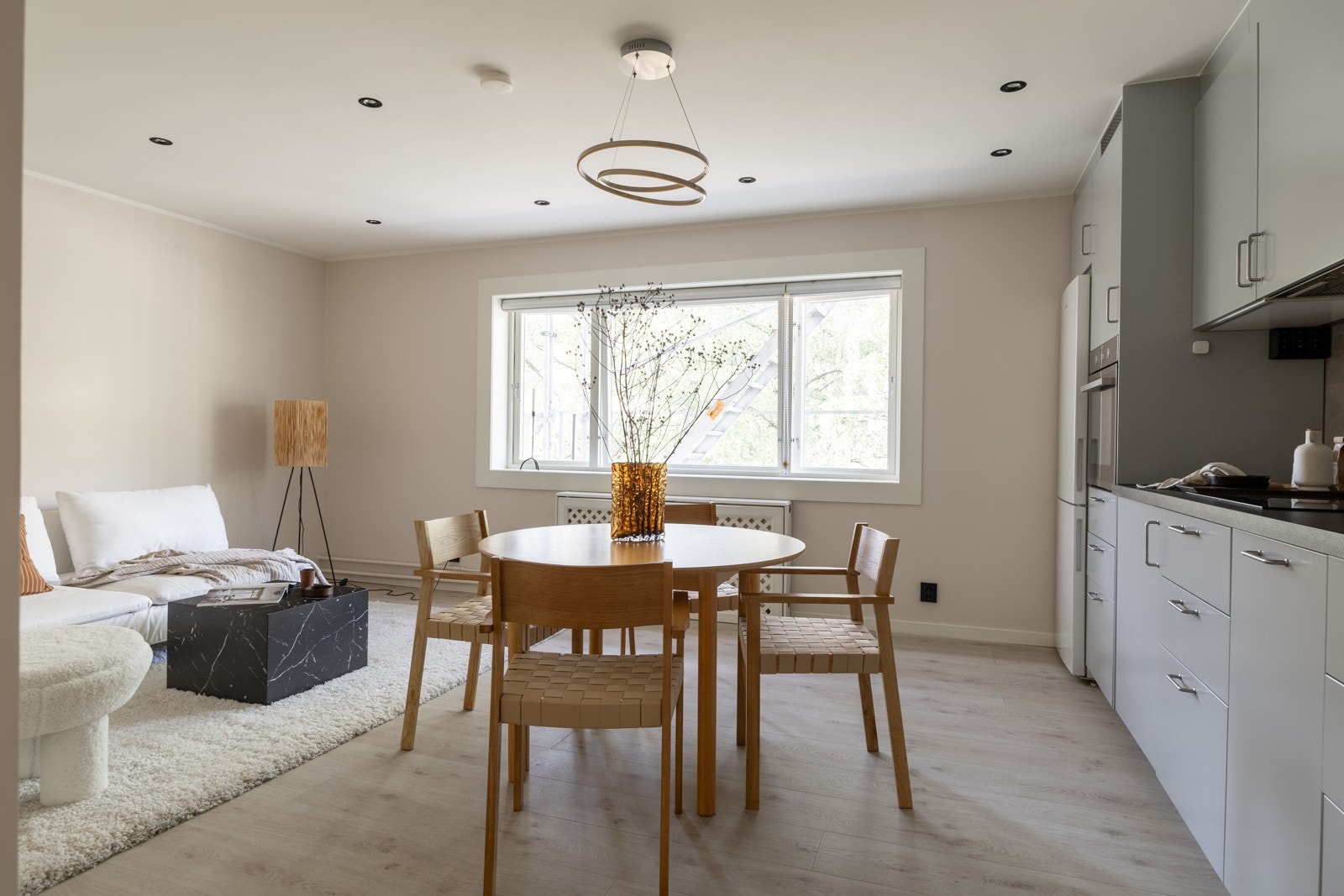 En lys og moderne leilighet med god standard, hyggelig balkong og praktisk planløsning. Galleribilde