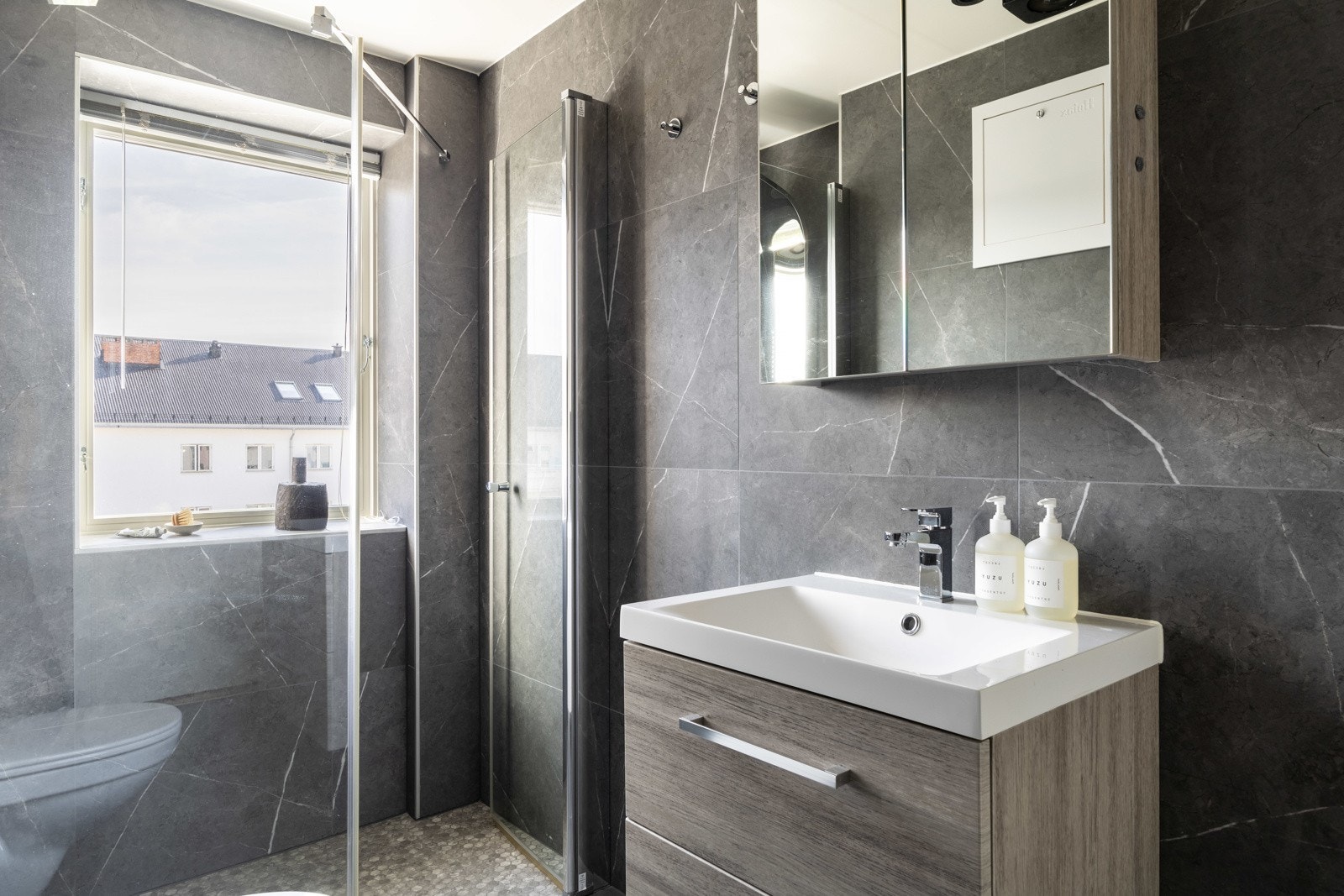 Badet får også rikelig med naturlig lys gjennom vinduet. Galleribilde