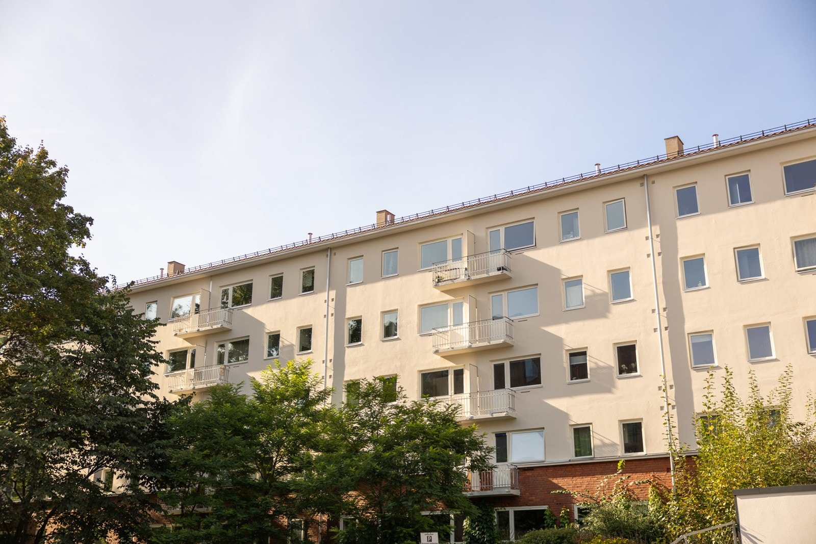 Hele fasaden, sammen med vinduene og balkongdørene, er nylig oppusset og byttet ut i 2024. Galleribilde