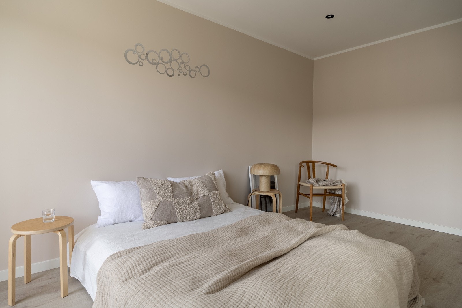 Rommet oppleves med en avslappet atmosfære med beige vegger og naturlig lysinnslipp fra vinduet. Galleribilde