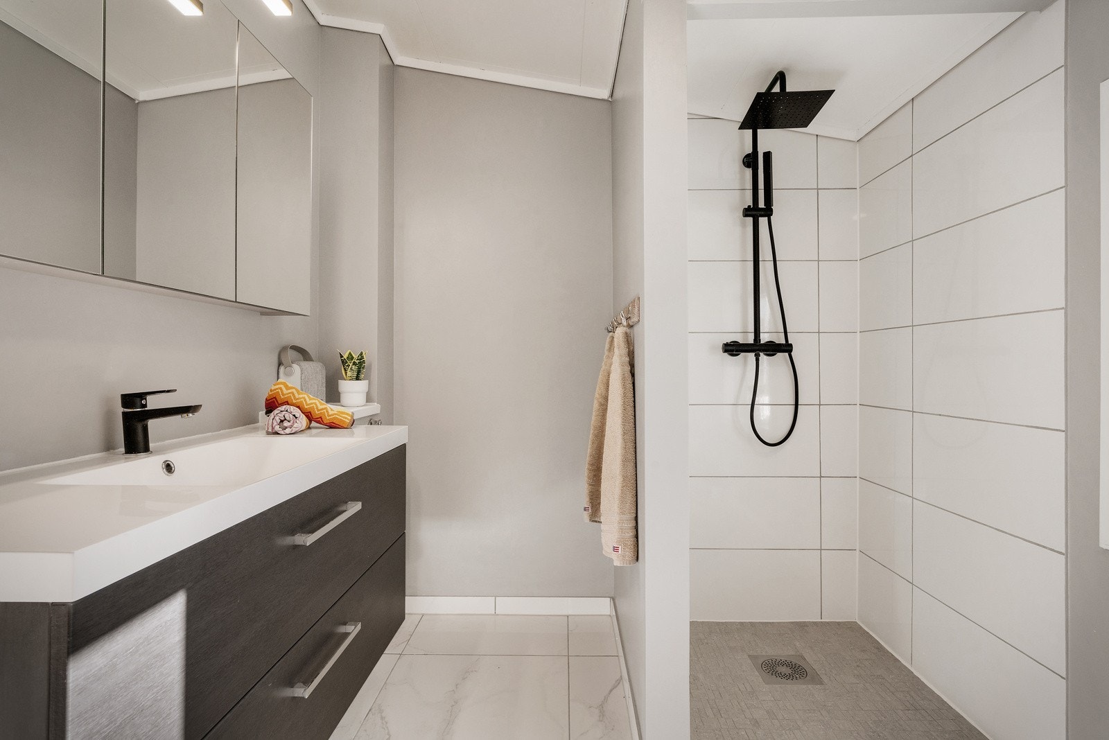 Badet er innredet med dusjnisje og vegghengt toalett Galleribilde