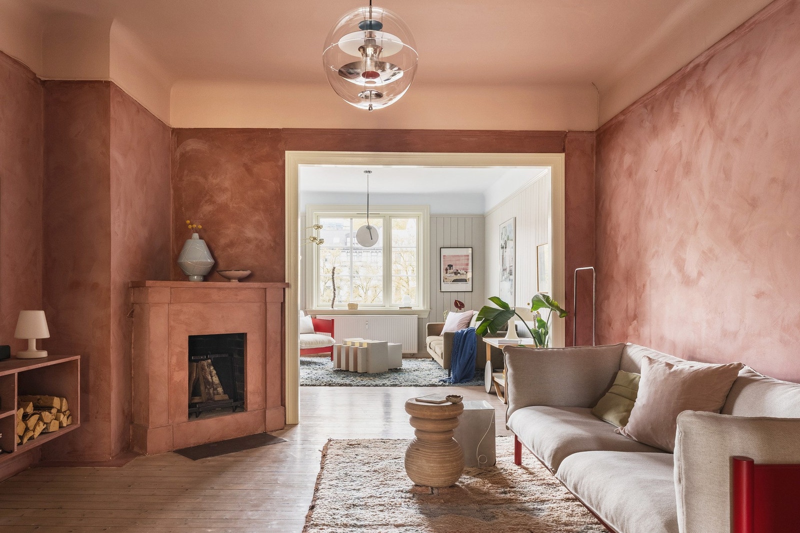 Kjøkkenet, peisestuen og stuen ligger i åpen løsning - fint plassert etter hverandre på rekke. Galleribilde