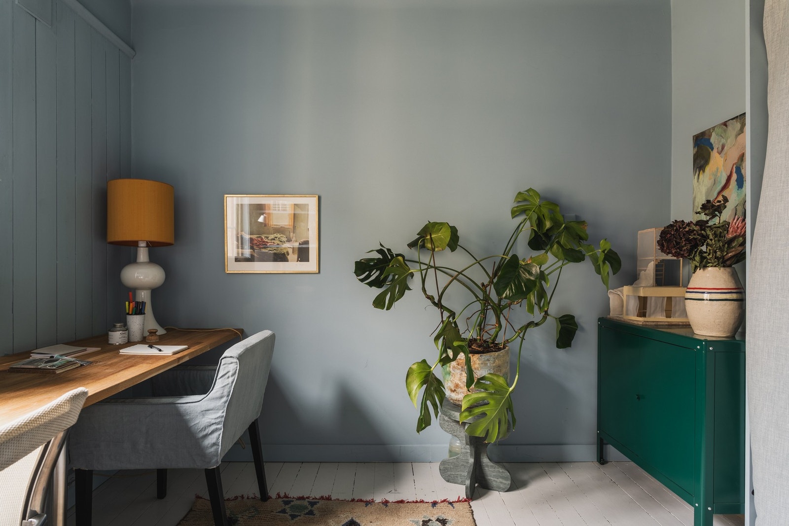 Begge soverommene er pent pusset opp i delikate fargetoner og lysmalte gulv. God plass til seng og garderobeskap. Galleribilde