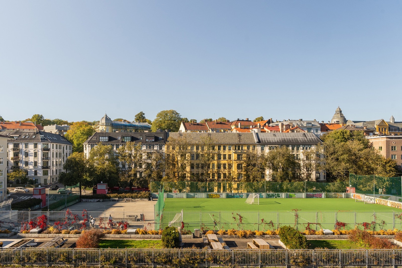 Det er vidstrakt utsikt over byens tak fra takterrassene. Galleribilde