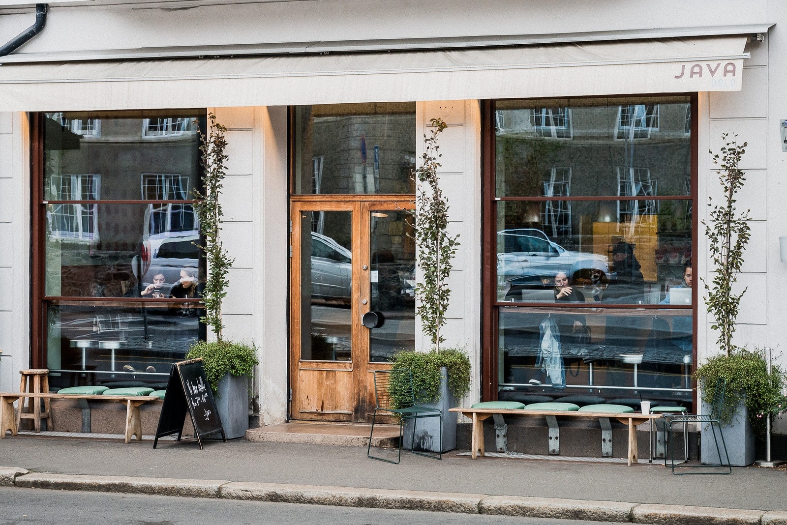 Området byr på en rekke koselige kafeer og nisjebutikker som JAVA, Alabaster, Studio Bazaar og Bestinn. Galleribilde