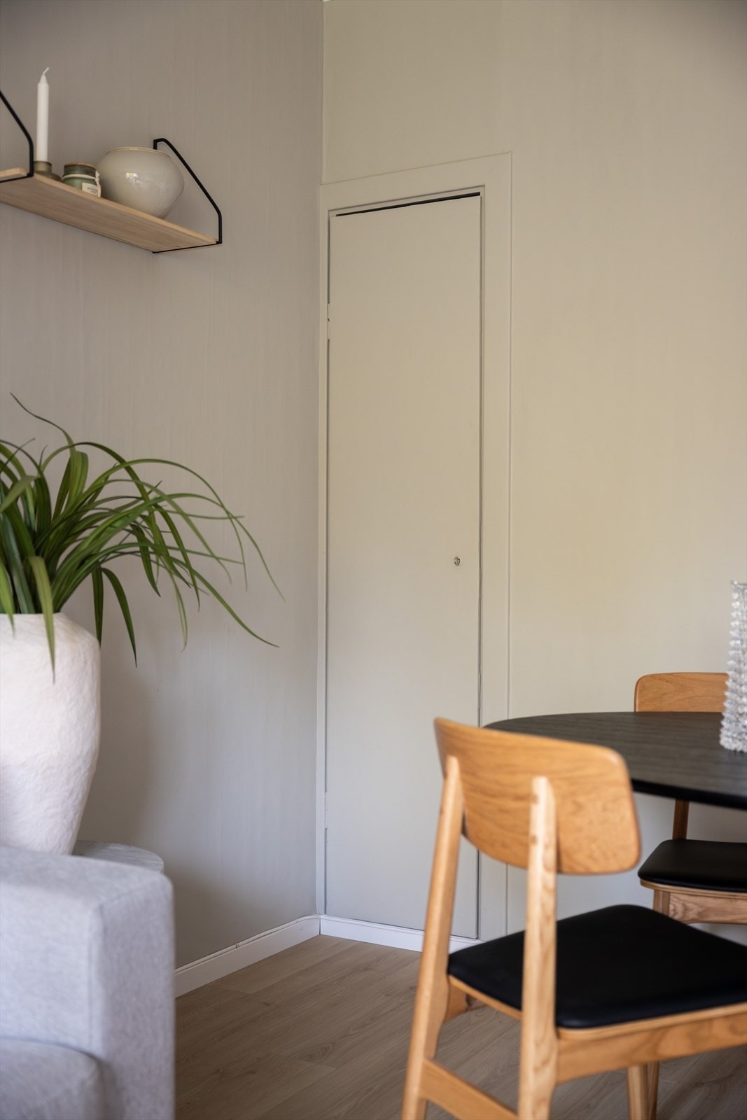 Leiligheten disponerer også et praktisk skap på venstre side av stuen som gir mulighet for oppbevaring av for eksempel vaskeutstyr, slik at man slipper å ha det fremme. Galleribilde