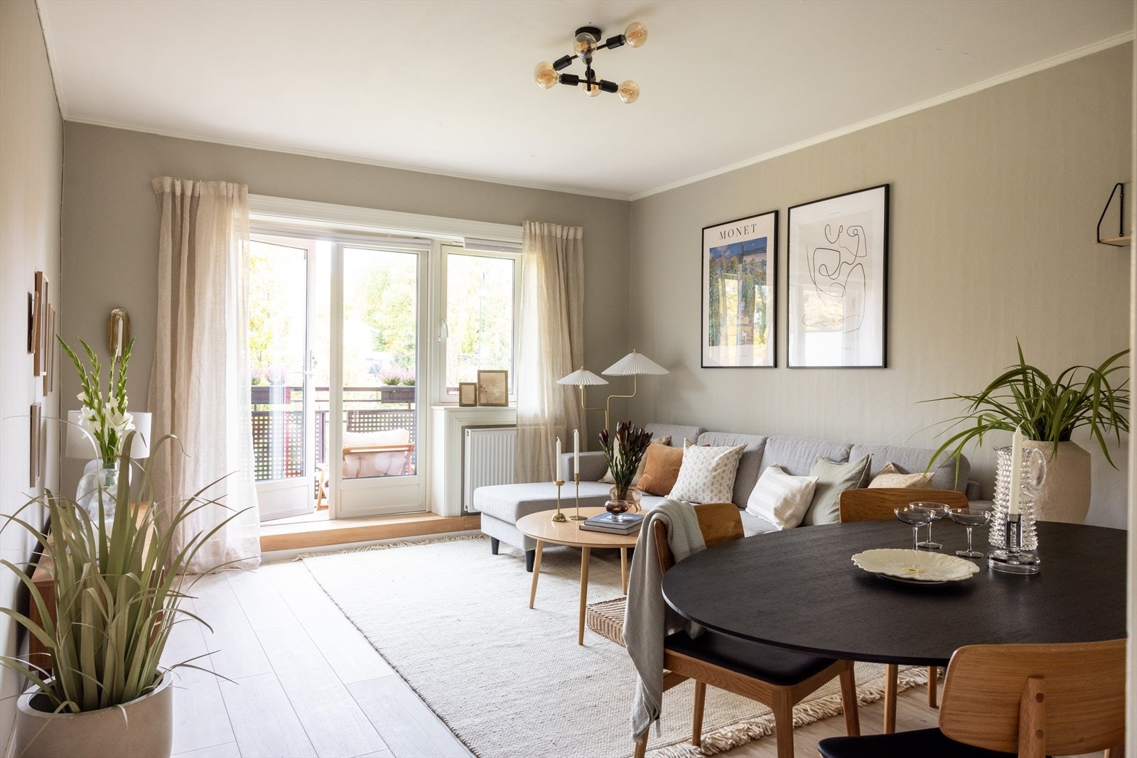 Stuen er lys og luftig med store vindusflater som sørger for rikelig med innslipp av naturlig lys. Galleribilde