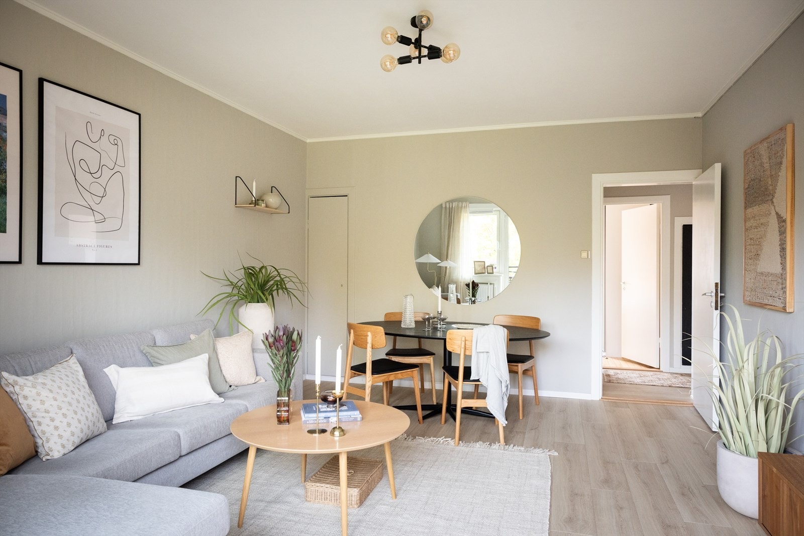 Leiligheten oppvarmes med radiatorer fra borettslagets fjernvarmeanlegg. Galleribilde