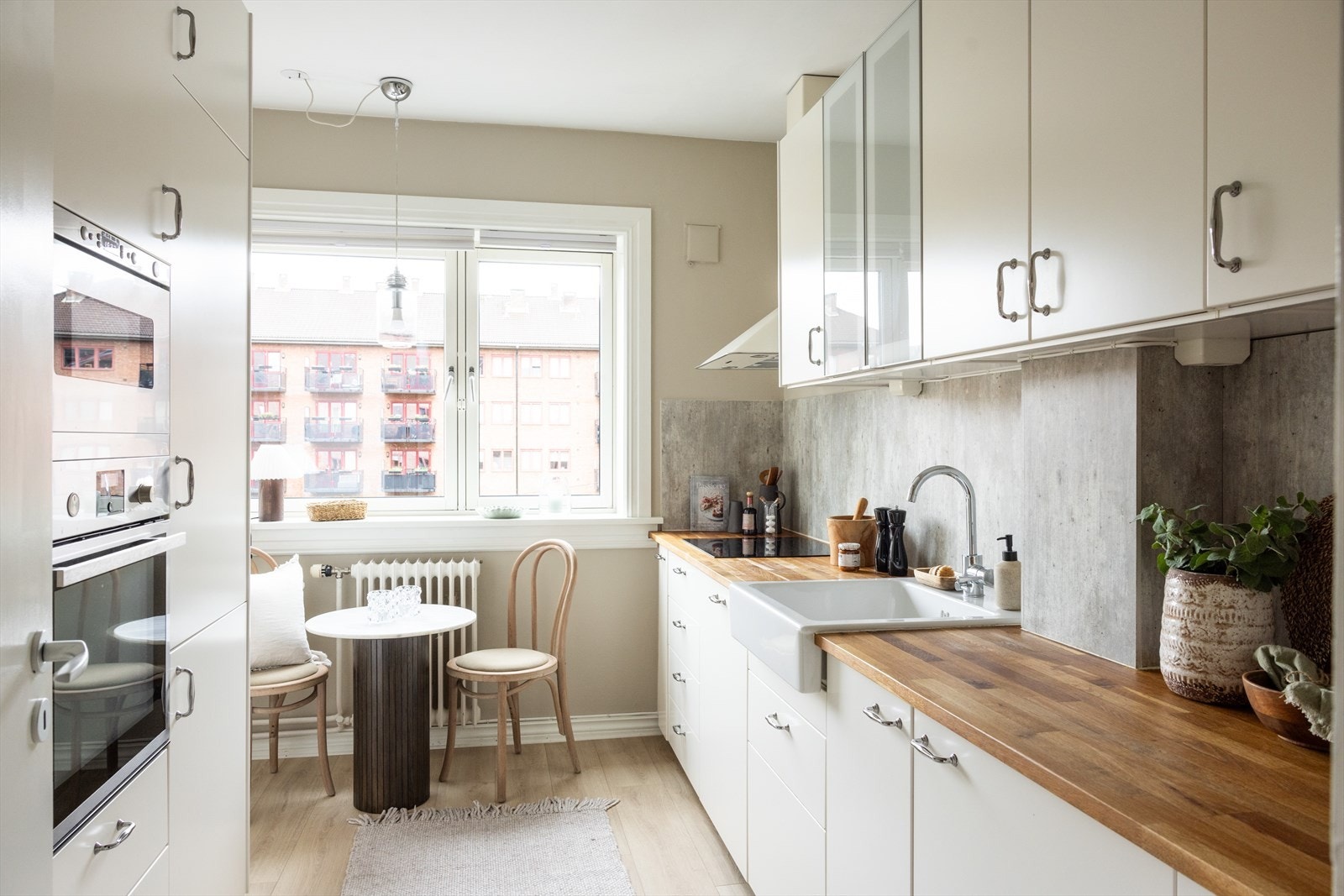 Kjøkkeninnredningen består av glatte fronter, benkeplate av heltre med nedfelt vaskekum. Galleribilde