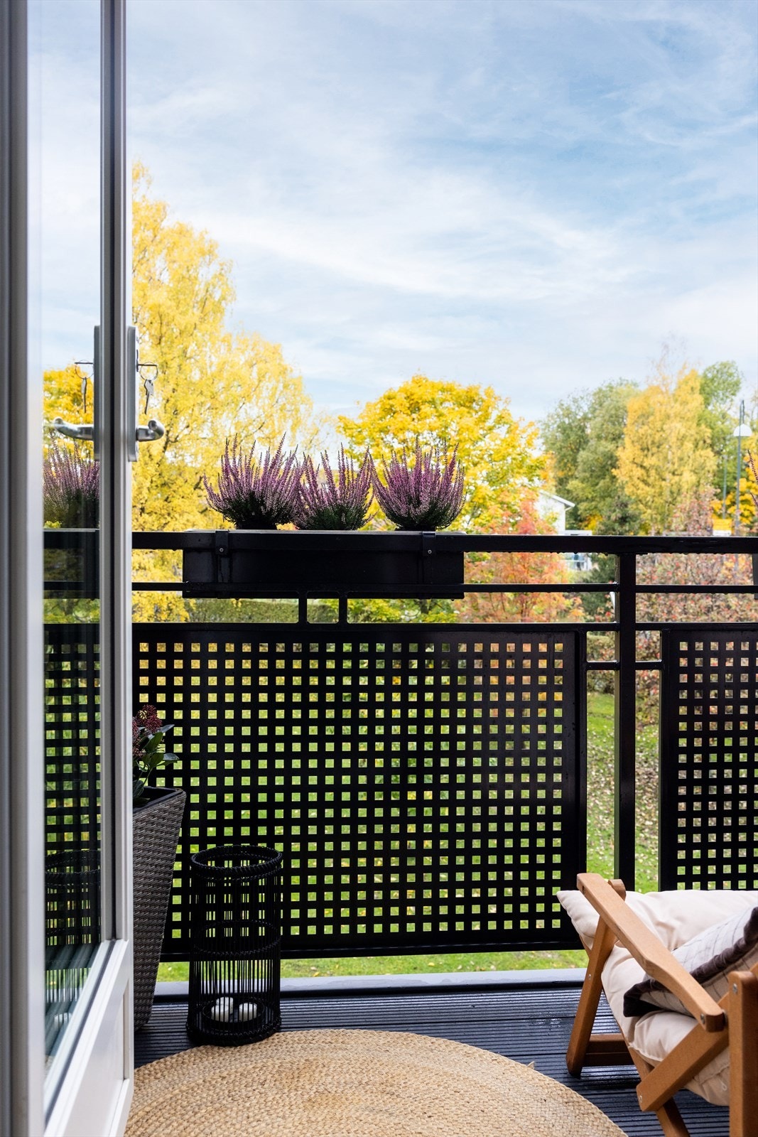 Fra stuen er det utgang til vestvendt balkong. Galleribilde