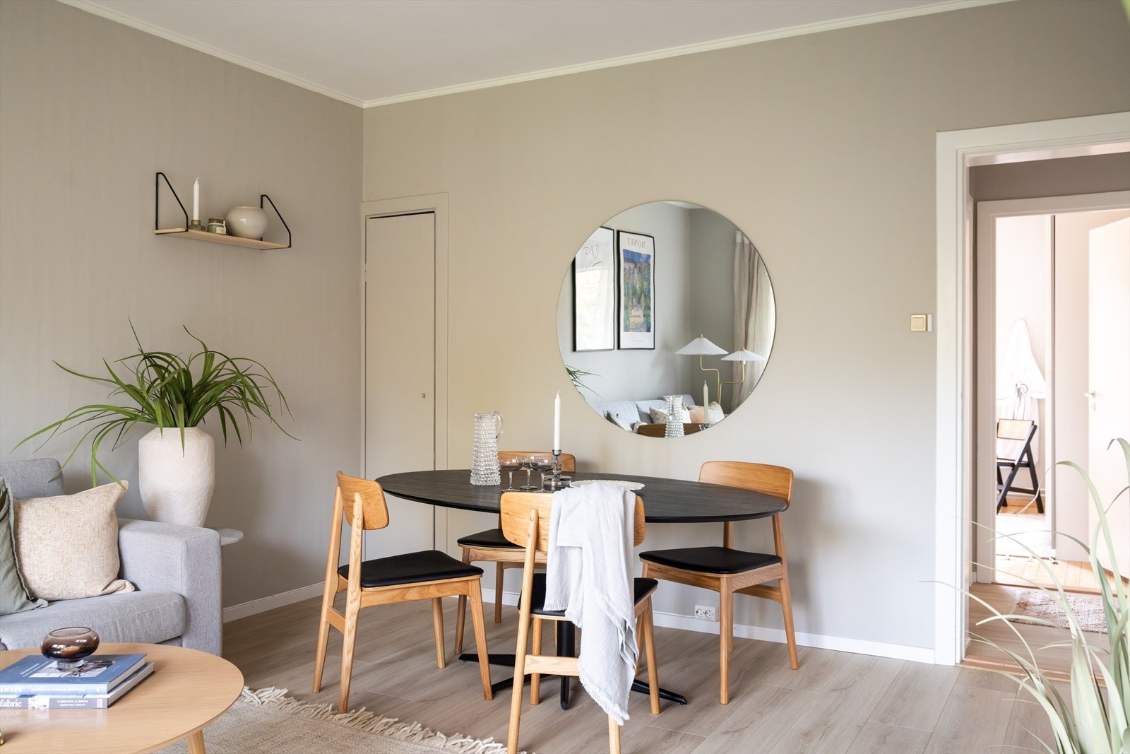 Stuen er såpass stor at det er mulig å invitere gjester på middagsbesøk og ha koselige stunder rundt middagsbordet. Galleribilde