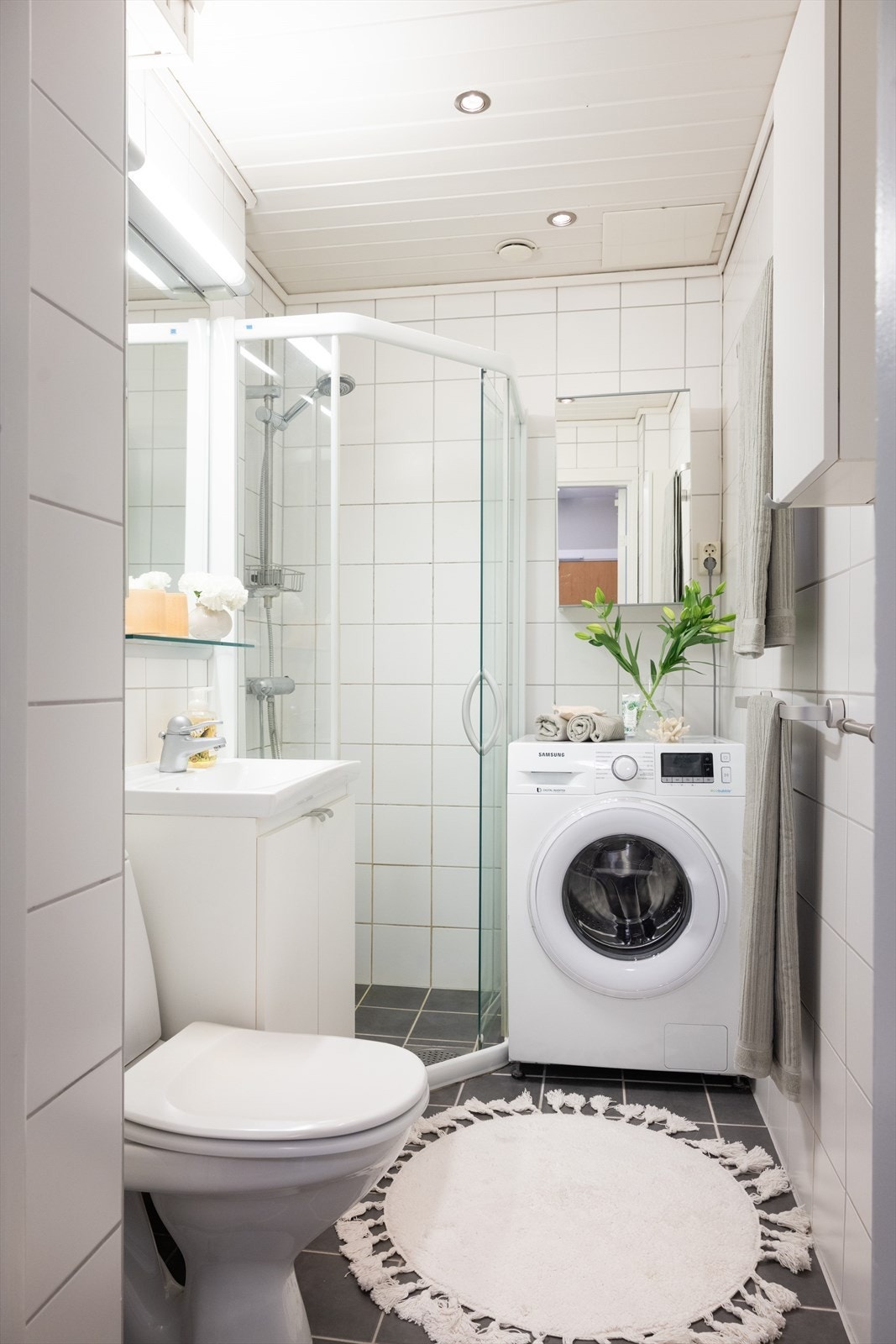 Pent baderom med varme i gulv og innfelt downlights i himling. Galleribilde