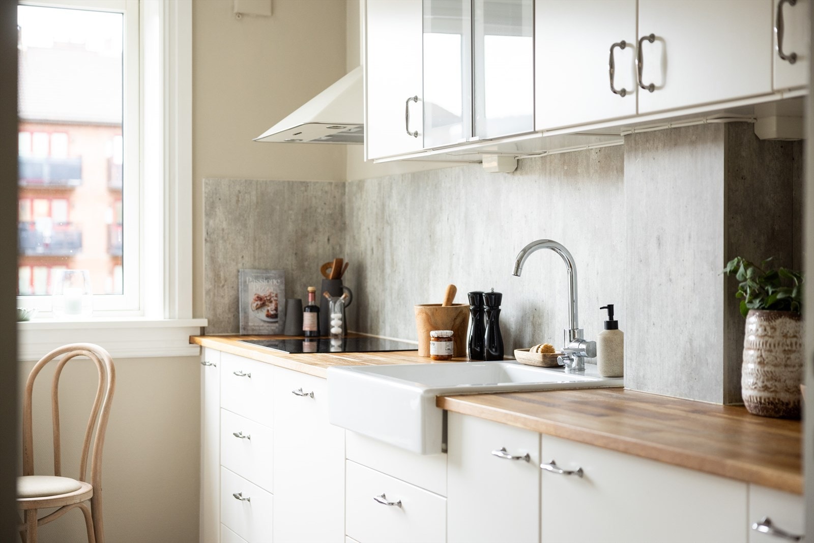 God med skap- og benkeplass! Over benkeplaten er det plate og belysning. Galleribilde