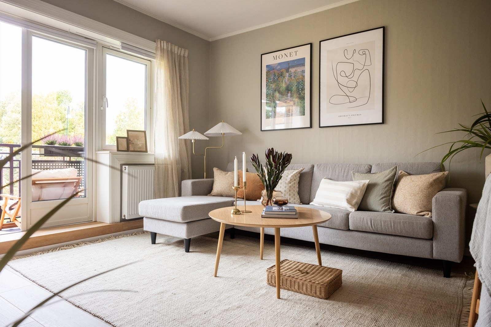 Planløsningen åpner opp for flere møbleringsmuligheter med god plass til sofagruppe, TV-møbler og spisebord med tilhørende stoler. Galleribilde