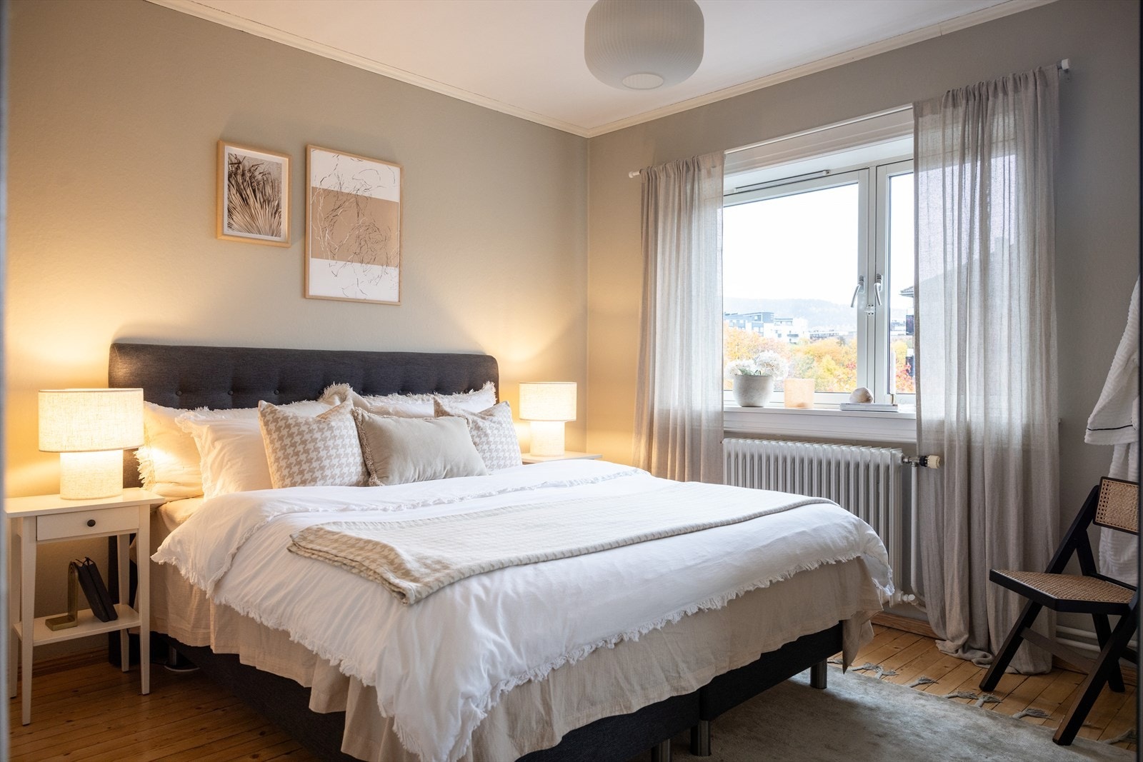 Soverommet er av god størrelse med plass til dobbeltseng, nattbord og tilhørende møbler. Galleribilde