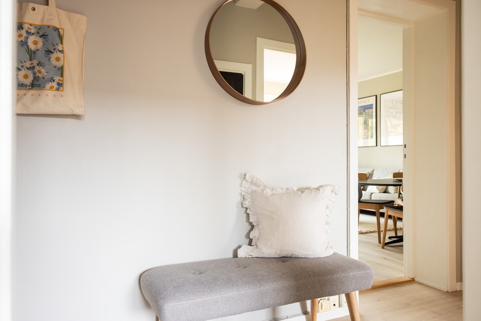 Leiligheten har en lys entré som skaper et umiddelbart godt førsteinntrykk. Her kan du enkelt henge i fra deg yttertøy og sette i fra deg sko. Galleribilde