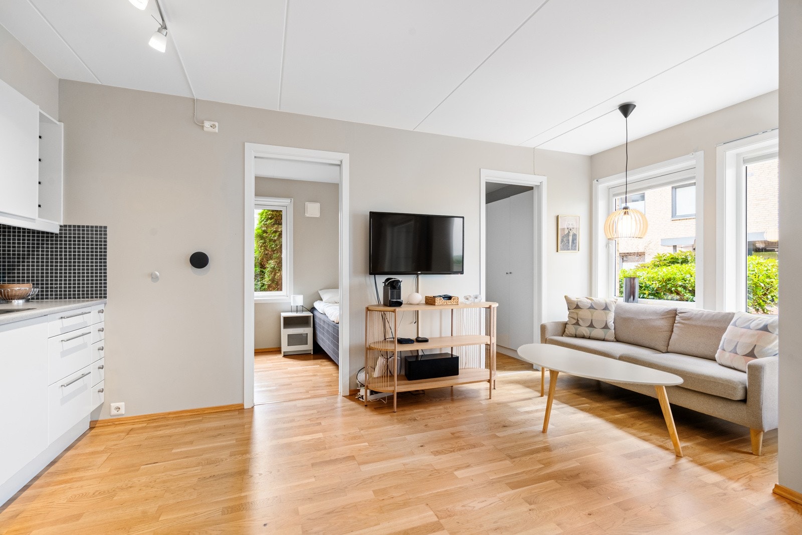 Lys og moderne 2-roms med god plansløsning og stort uteområde. Galleribilde