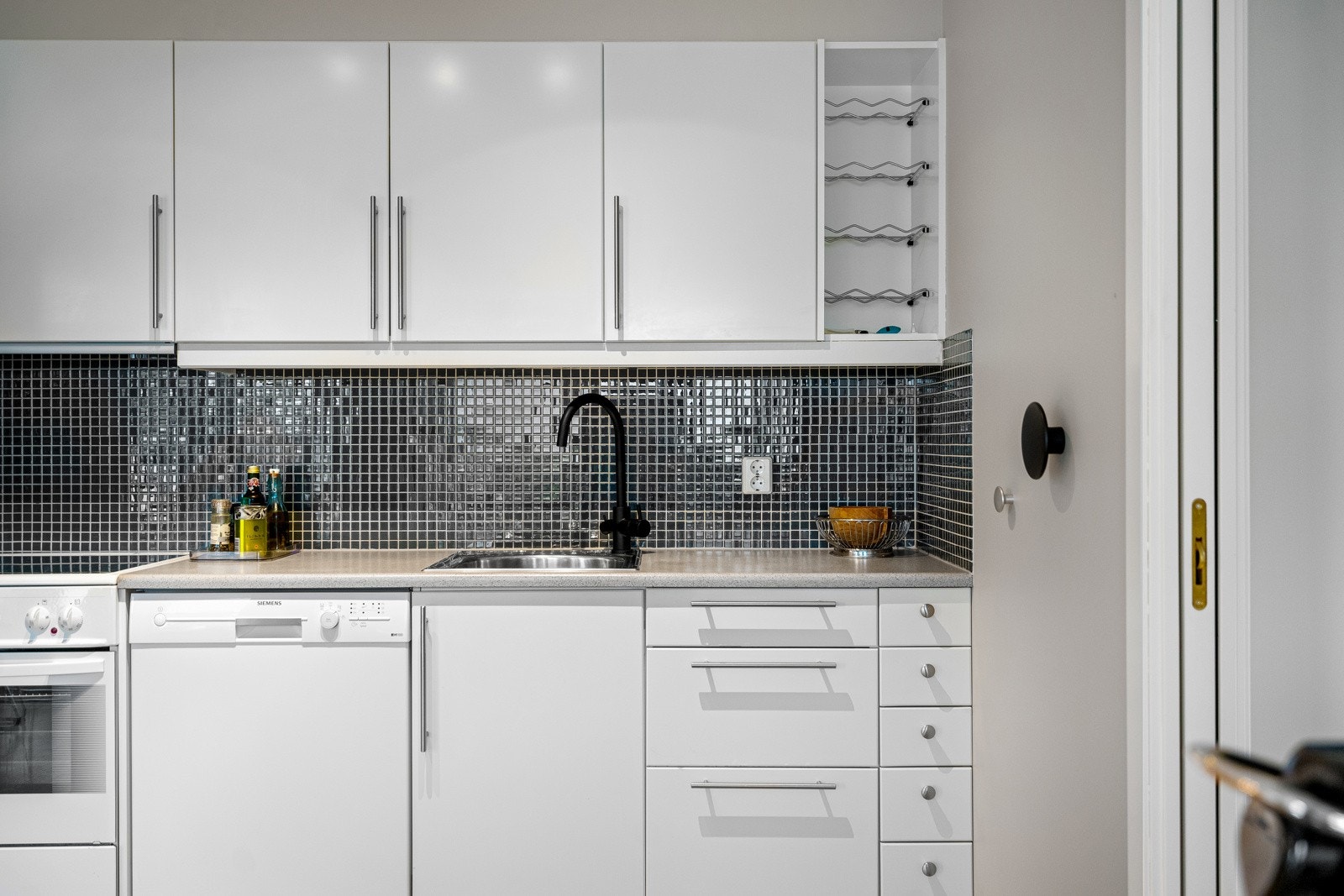 Det er godt med skap- og benkeplass på kjøkkenet. Galleribilde