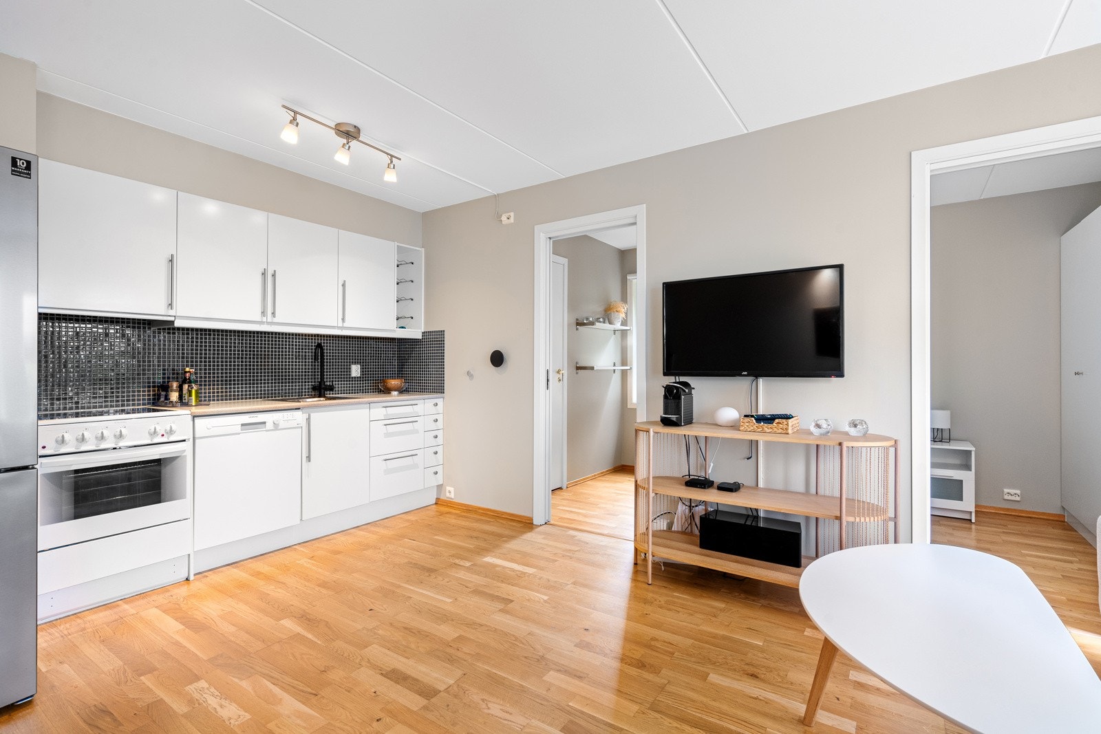 Stue og kjøkken ligger i åpen løsning. Galleribilde