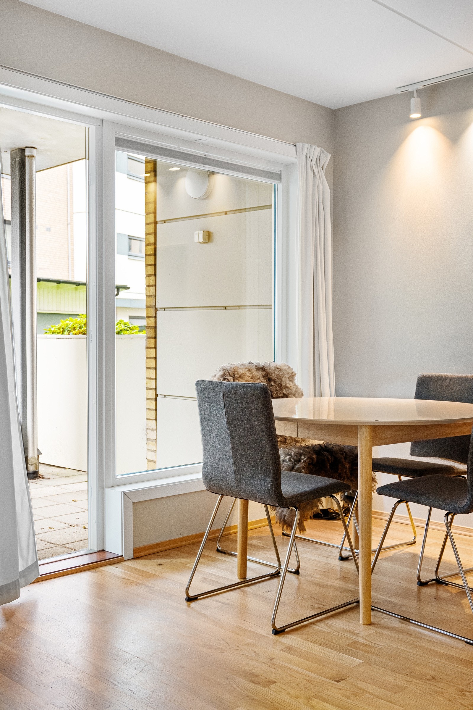 Fra stuen har man utgang til flott uteområde. Galleribilde