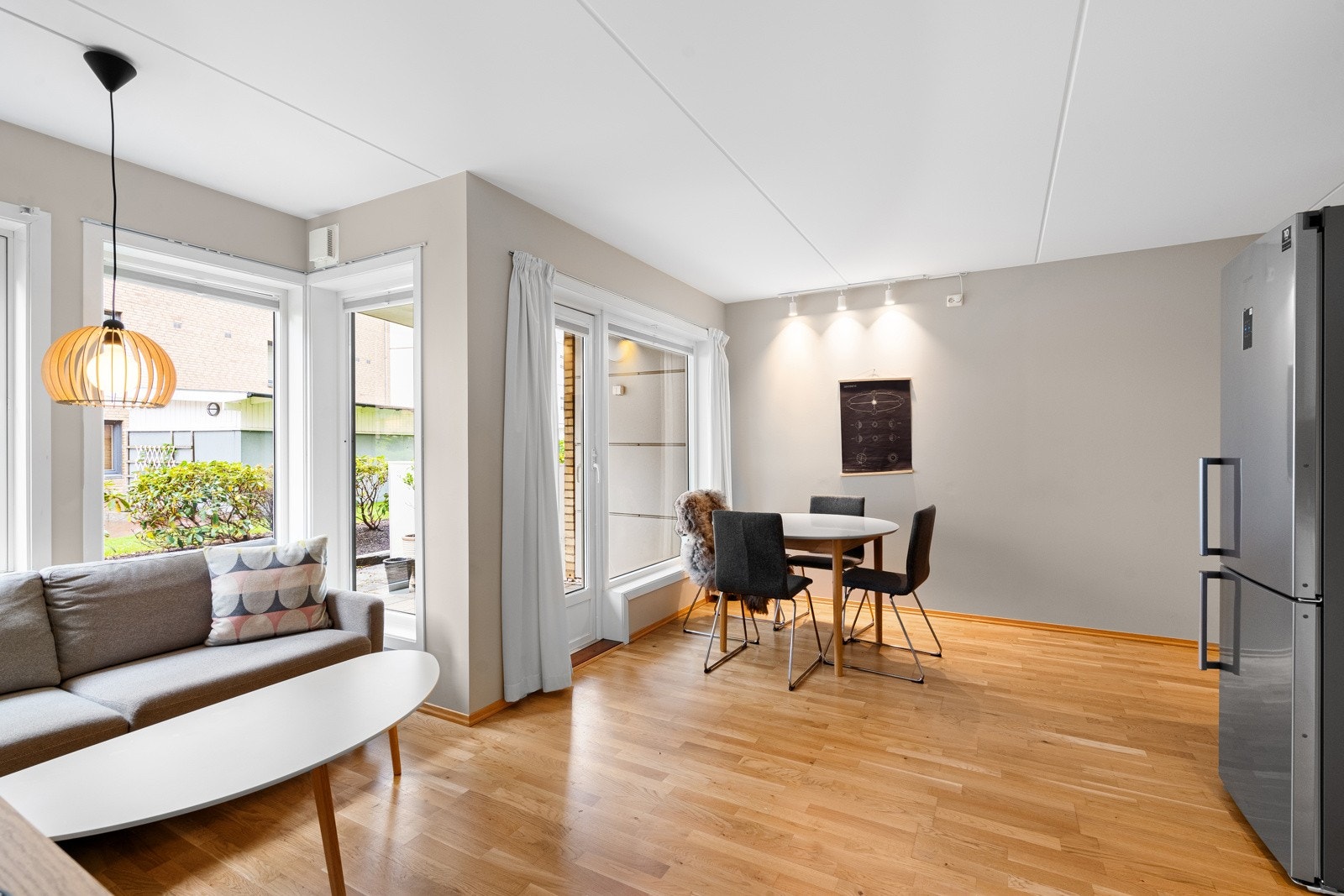 Gjennomgående i stuen er store vindusflater som sikrer rikelig med naturlig lysinnslipp. Galleribilde