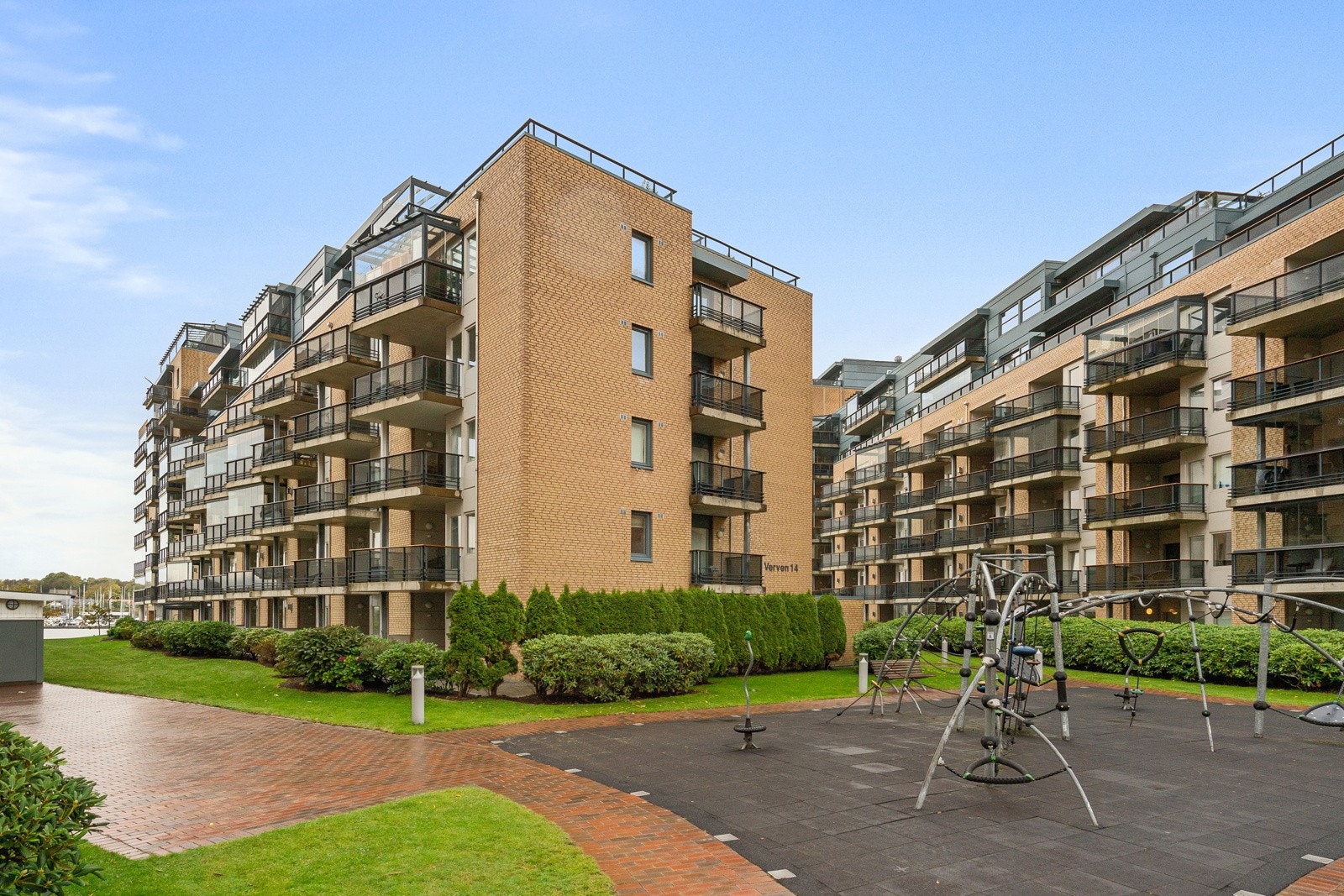 Fellesarealet er pent opparbeidet med grøntareal, beplantning og stier. Galleribilde