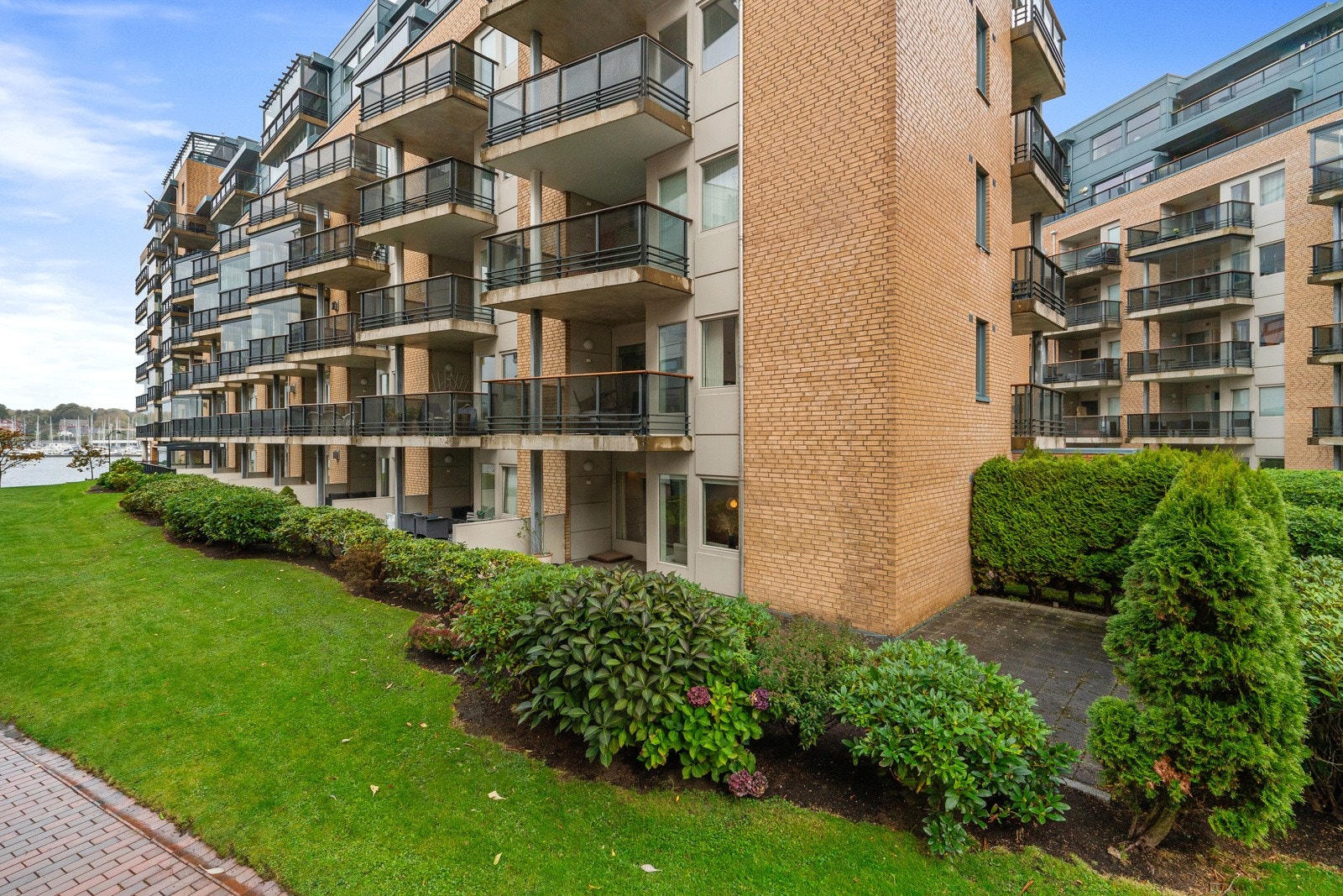 Boligen ligger svært flott til med en sentrumsnær og sjønær beliggenhet. Galleribilde