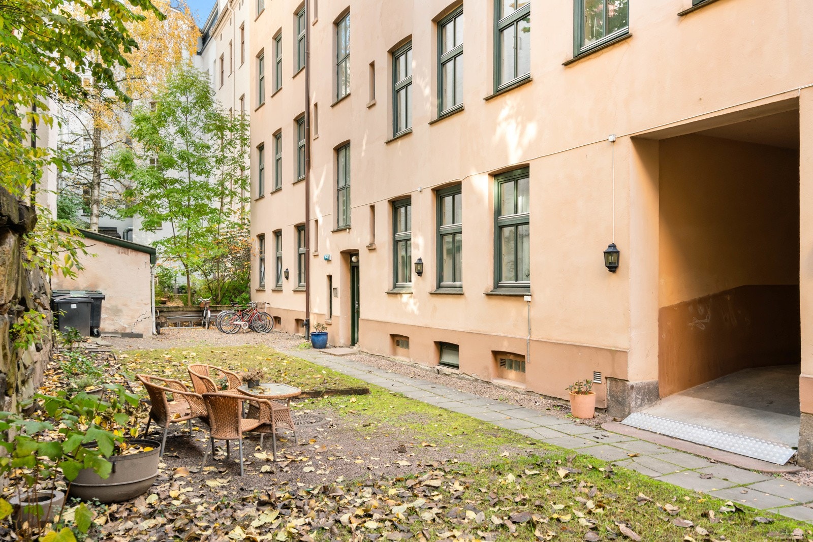 Gårdsrommet har blitt oppgradert seneste tiden og fremstår svært innbydende. Her har du ettermiddagssolen, sittegruppe for beboerne og sykkelparkering Galleribilde