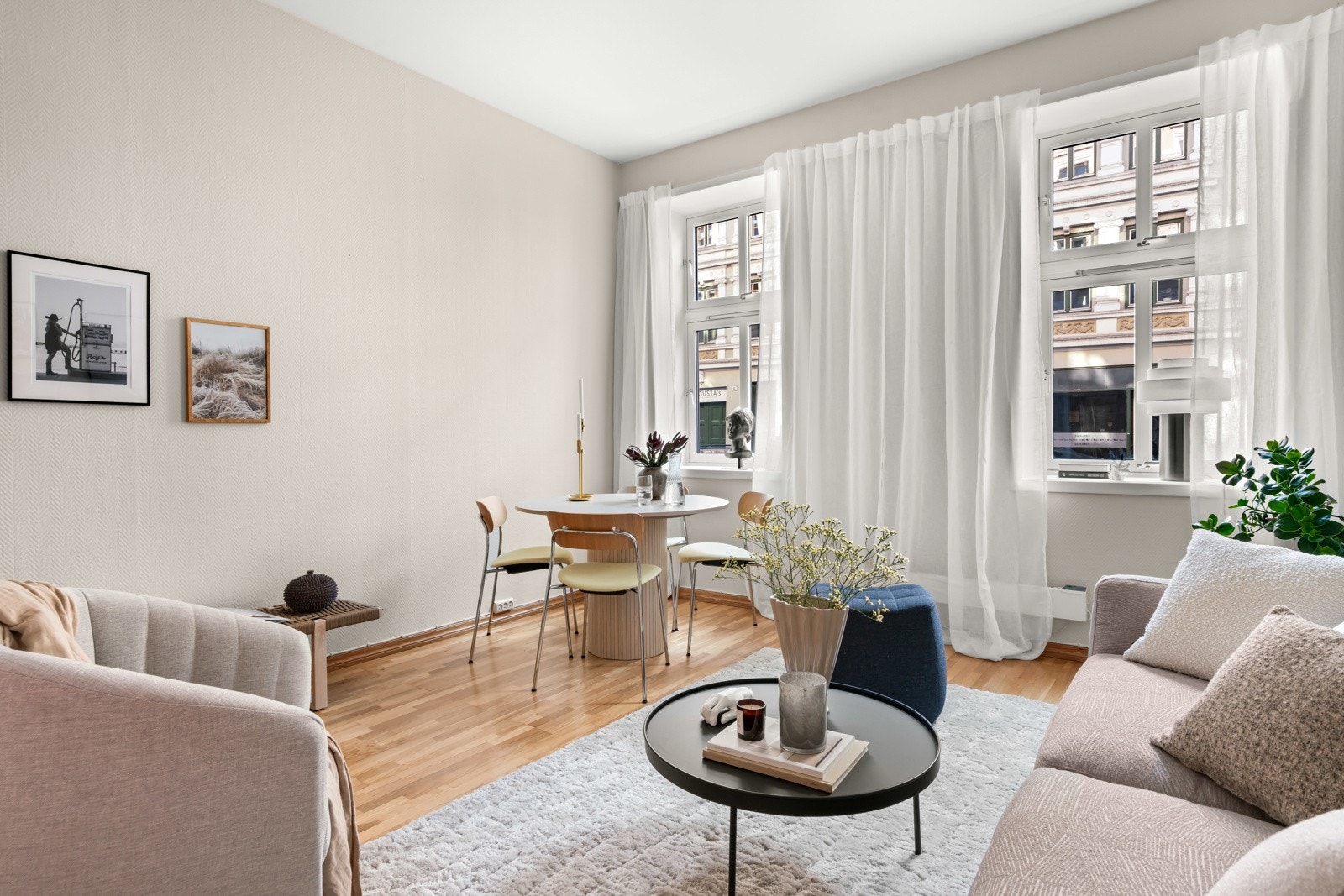 Lys og lekker stue med god takhøyde, store vindusflater og luftig atmosfære. Galleribilde