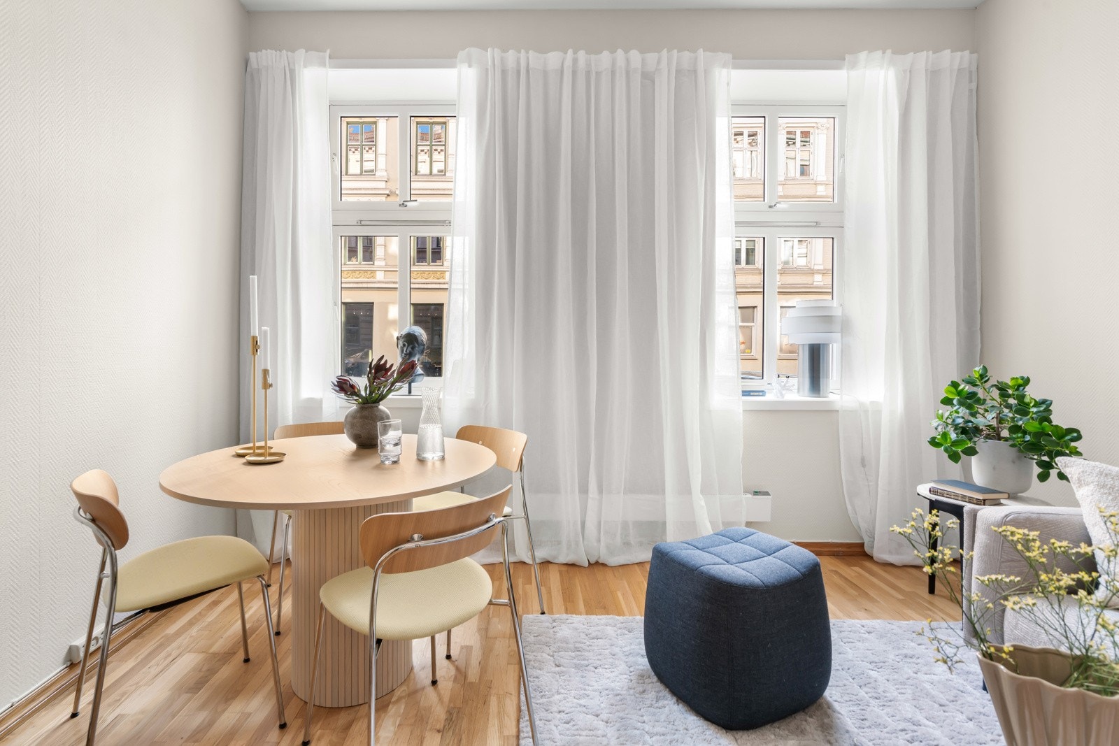 Stuen er et sosialt og lyst allrom med store vindusflater som slipper inn rikelig med sollys. Galleribilde