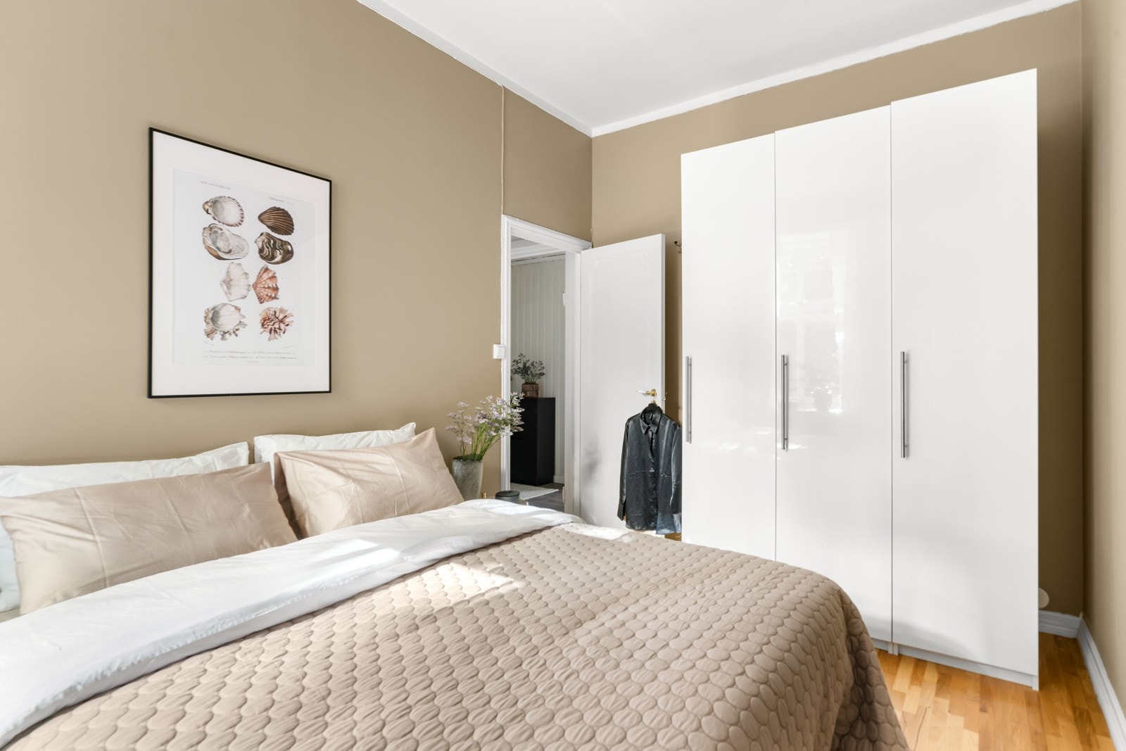 Det følger også med et stort garderobeskap. Galleribilde