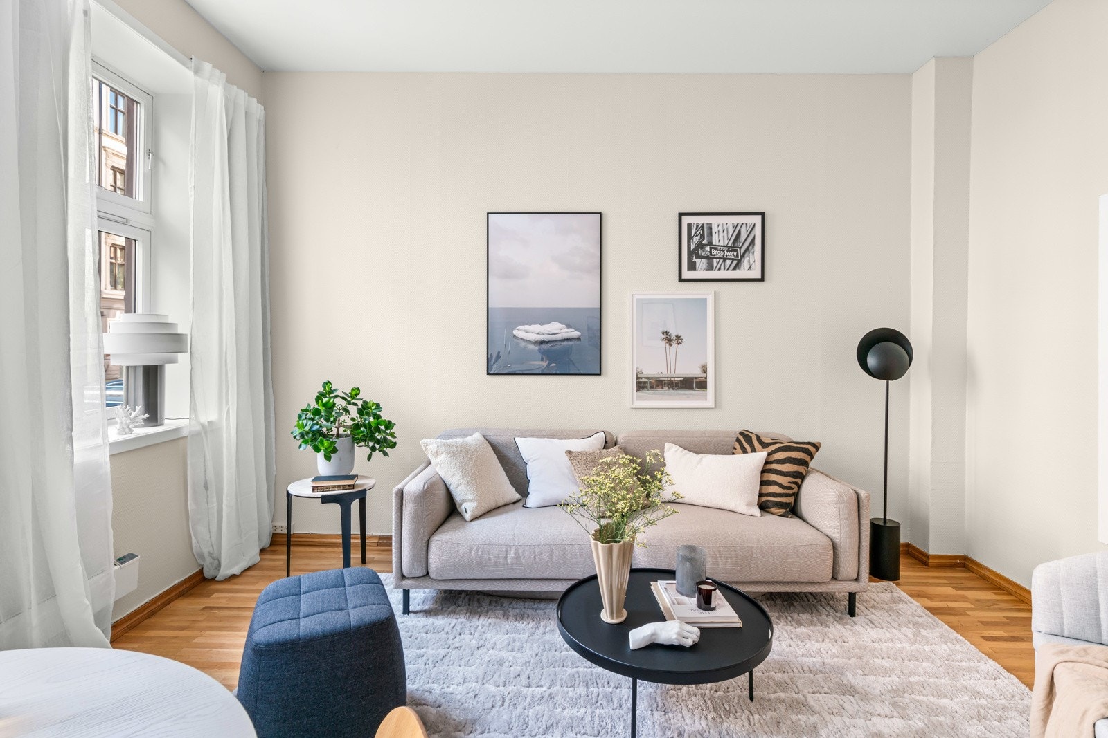 Dette er en gjennomgående og lys 3-roms med ettertraktet beliggenhet på Løkka. Galleribilde