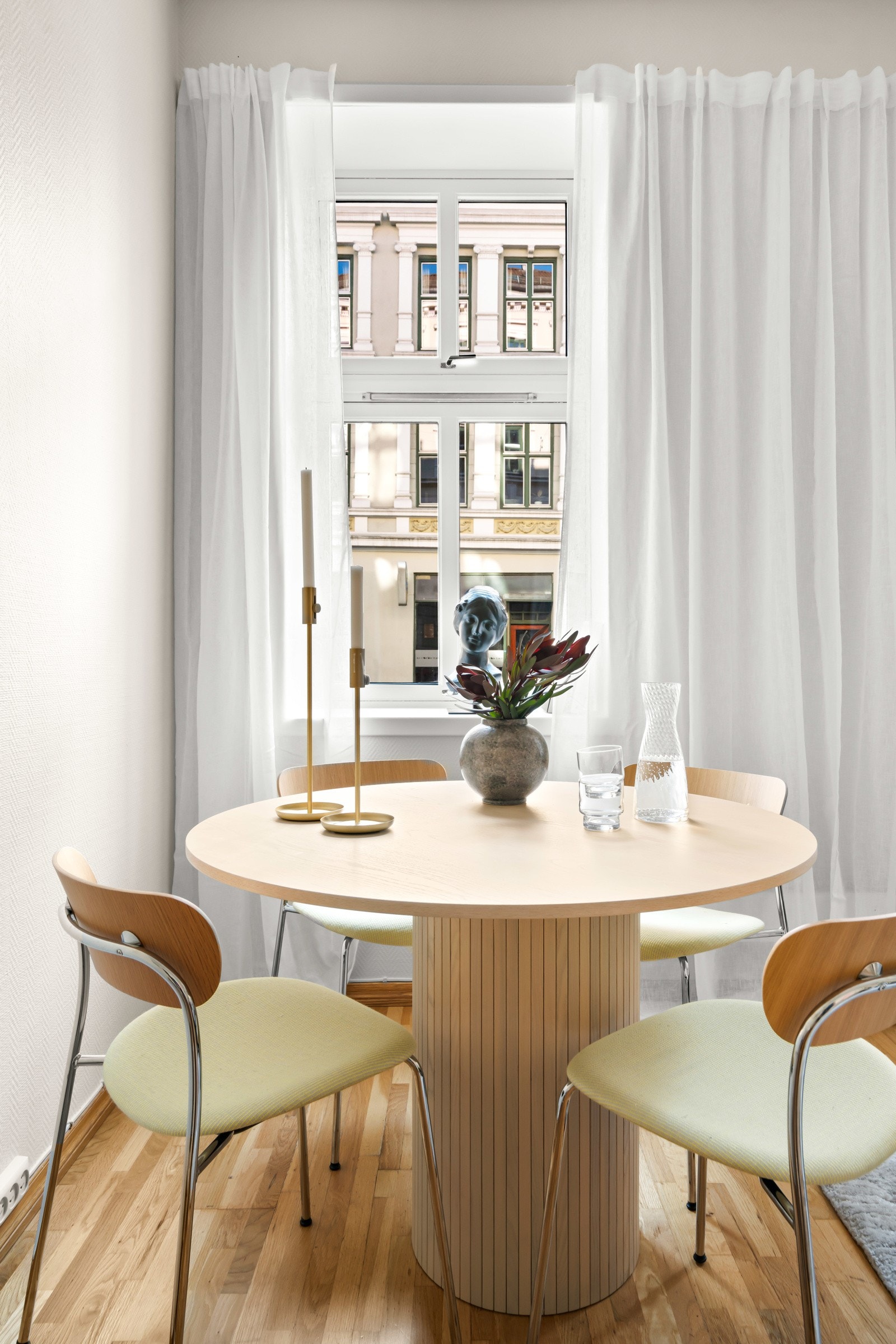 God plass til stort spisebord. Galleribilde