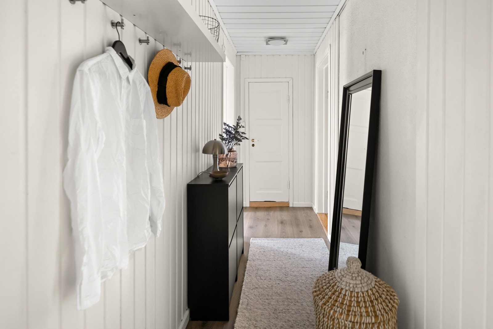 Velkommen inn! Inngangspartiet gir gode muligheter til å henge fra seg yttertøy og sko. Galleribilde