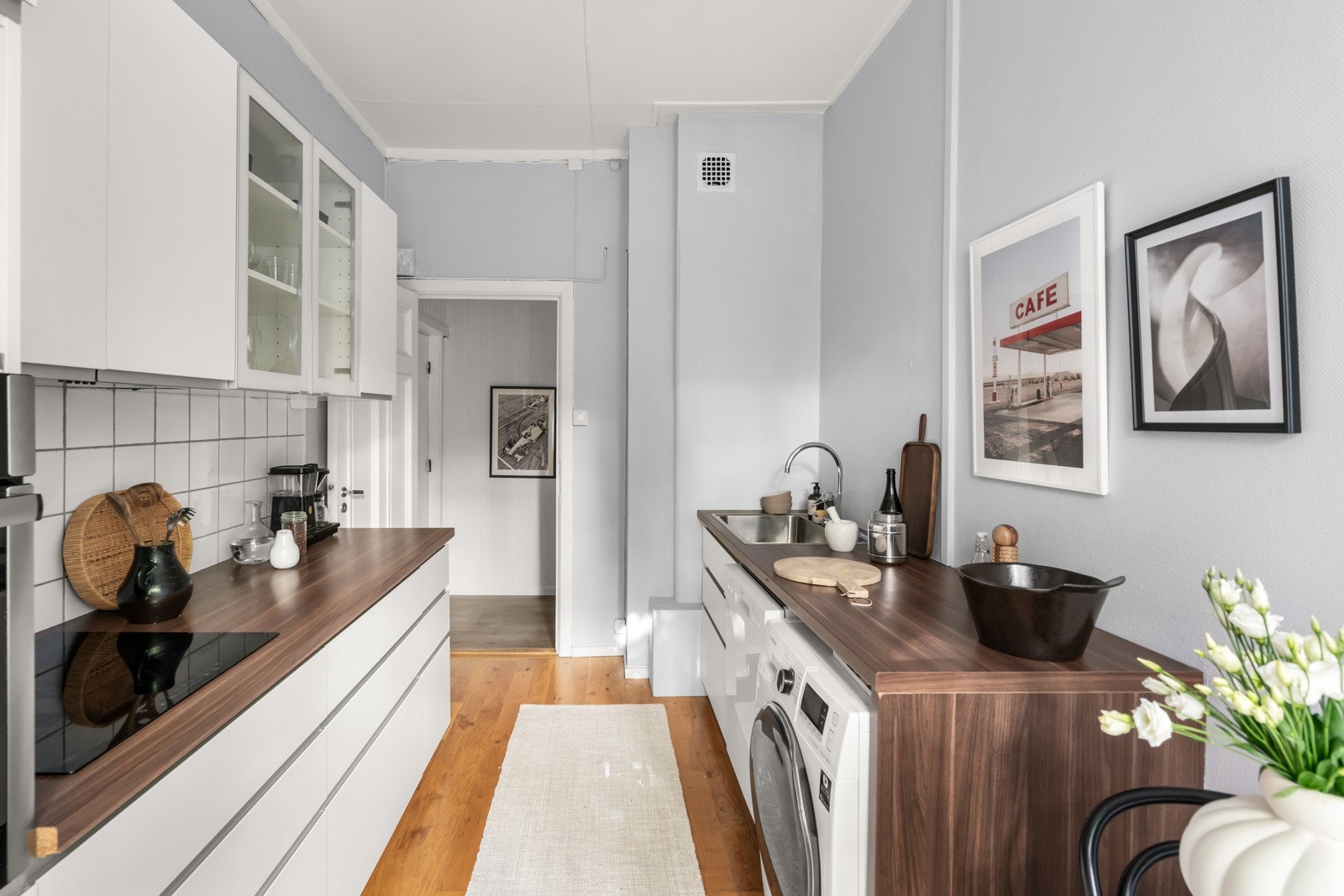 Inredningen fra var ny i 2013 og består av glatte fronter, fliser på vegg over benkeskap samt laminat benkeplate med nedfelt kum i rustfritt stål. Galleribilde